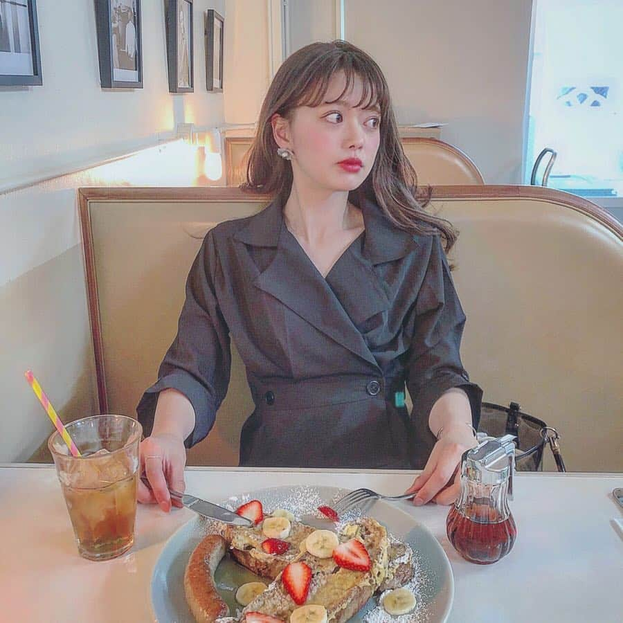 山崎春佳さんのインスタグラム写真 - (山崎春佳Instagram)「🥞🍓👀 . ☑︎wearing cool dress (which i got @miluu_officialgram ) ☑︎having a nice meal ☑︎chatting with ma sweetest friend ＝ perfection💯 . . まゆぽんと気になっていたカフェへ。 かわいい店内◎だった。けど、2人の写真がないのさびしいからこんど撮りまくる💪🏻📸 . #me #tbt #outfit #miluu  #blackdress #korenfashion #frenchtoast #strawberry #maplesyrup #sweet #sausage #nakameguro #cafe #tokyo #breakfastclubtokyo #中目黒 #中目黒カフェ #フレンチトースト #メープルシロップぶっかけ隊」4月20日 19時09分 - haruka_yamazaki