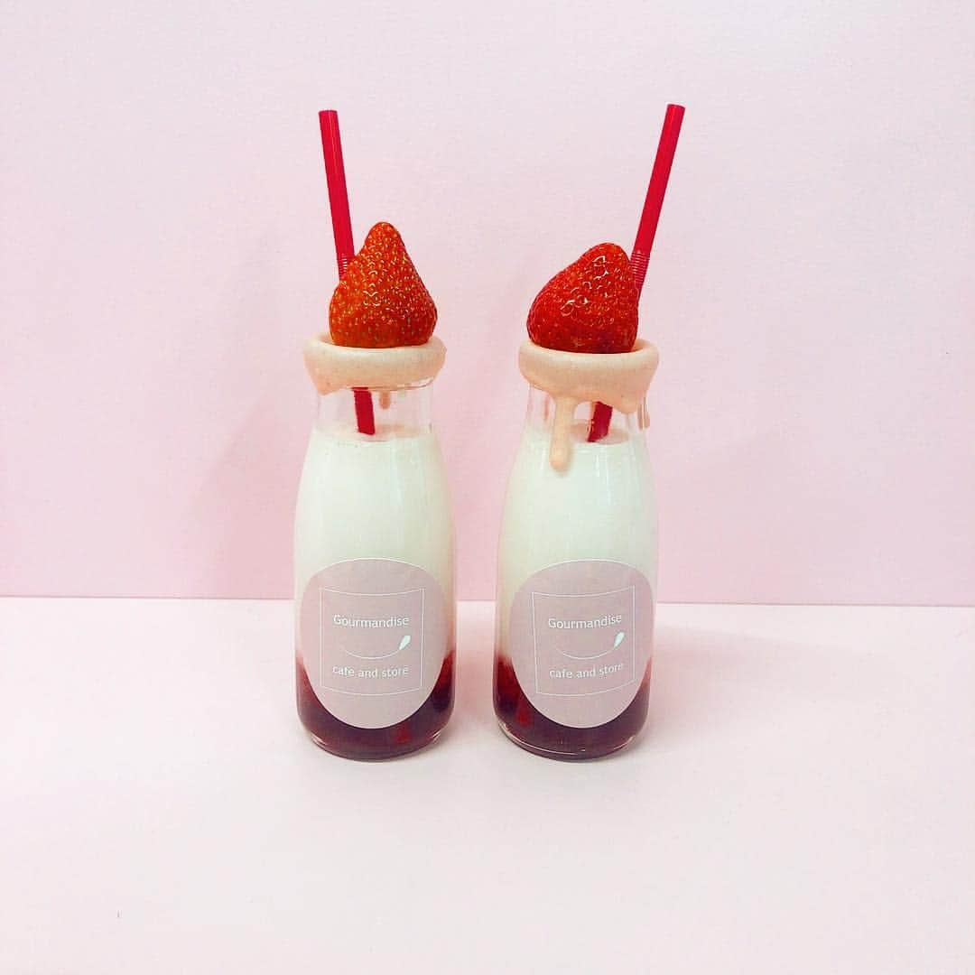 MANAE【Violet】さんのインスタグラム写真 - (MANAE【Violet】Instagram)「strawberry🍓 . 実はイチゴ好き。 . 1枚目は大阪二枚目は原宿 #カフェ #表参道カフェ #大阪カフェ#原宿カフェ #ストロベリー #ストロベリーカフェ #フォトジェニック #映え #フルーツピクニック #fruitspicnic  #苺」4月20日 19時10分 - manae_violet