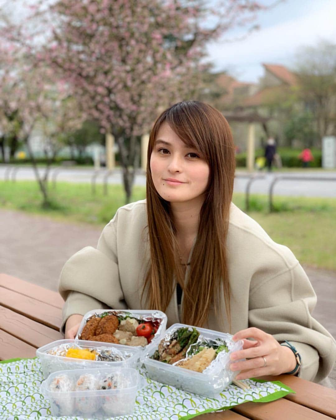 奥山夏織さんのインスタグラム写真 - (奥山夏織Instagram)「段々あったかくなってきて、ピクニック日和になってきましたね☀️✨前から企画してたピクニックをしてきました💓 ・ お弁当箱を用意しようと思ったけど、間に合わずタッパーで対処しましたが笑(@sugarlady_official)のお弁当用の#冷凍食品 を今回はフル活用🍱 ・ 【シュガーレディ】 #シュガーレディの湘南葉山コロッケ #豚肉アスパラ巻き #お弁当用お魚セット #たけのこのおかか和え ・ 【自分で作った】 #卵焼き #おにぎり #シューマイ (買いました) #トマト #レタス ・ 簡単でパパッとできて美味しかったです🤤💓食べたあと眠くなりました笑この時期子連れでピクニック行きたいお母さんとか、準備が大変なので(@sugarlady_official)を利用するのもいいですよー♪おすすめ😋 ・・・ #シュガーレディ #sugarlady #PR #安心安全 #冷凍食品 #クッキング #料理 #cooking  #かおりずキッチン #cooking #料理 #主婦料理 #OL料理 #クッキング #ご飯  #foodinsta #food #foodstagram #ピクニック #ピクニックご飯 @sugarlady_official」4月20日 19時11分 - okuyama_kaori