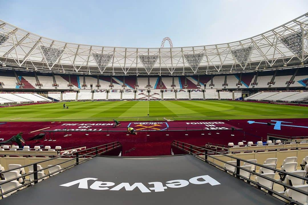 ウェストハム・ユナイテッドFCさんのインスタグラム写真 - (ウェストハム・ユナイテッドFCInstagram)「What a day to watch football! ☀️⚒」4月20日 19時17分 - westham