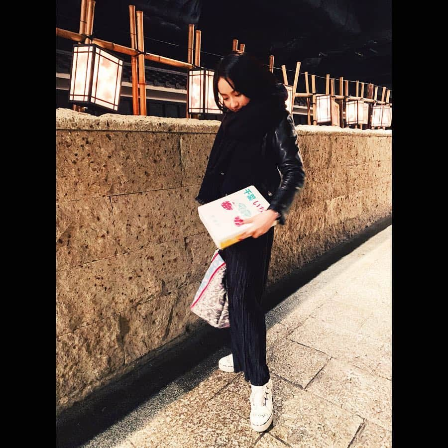 平祐奈さんのインスタグラム写真 - (平祐奈Instagram)「私服。ポイントはいちご箱‼︎📦 このスタイルで電車も乗ったよ。 最先端のオシャレでしょ🤨 @go0108 に頂きました🍓  #祐奈の私服日記 #綺麗ないちご #豪さんありがとう  #おいしかったー！ #お口の中でイチゴが弾けてた  #踊ってた #わーい #これから流行るよこの格好 #時代はこれだ」4月20日 19時31分 - yunataira_official