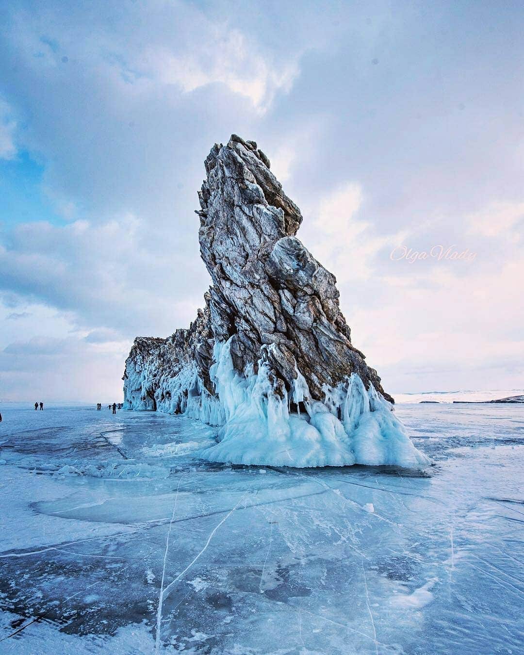 Discover Earthさんのインスタグラム写真 - (Discover EarthInstagram)「Lake Baikal is an ancient, massive lake in the mountainous Russian region of Siberia and it looks so incredible when frozen ! ❄️ 🇷🇺 Share this with someone who would love to visit this amazing place ! — 📍#DiscoverRussia — 📸 Photos and Videos by @travelgram_ov」4月20日 19時25分 - discoverearth