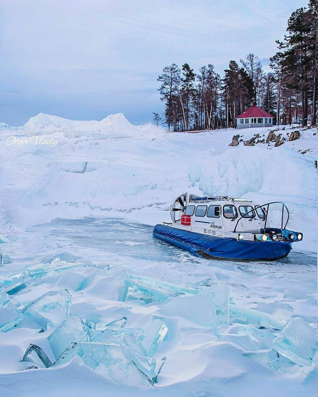 Discover Earthさんのインスタグラム写真 - (Discover EarthInstagram)「Lake Baikal is an ancient, massive lake in the mountainous Russian region of Siberia and it looks so incredible when frozen ! ❄️ 🇷🇺 Share this with someone who would love to visit this amazing place ! — 📍#DiscoverRussia — 📸 Photos and Videos by @travelgram_ov」4月20日 19時25分 - discoverearth