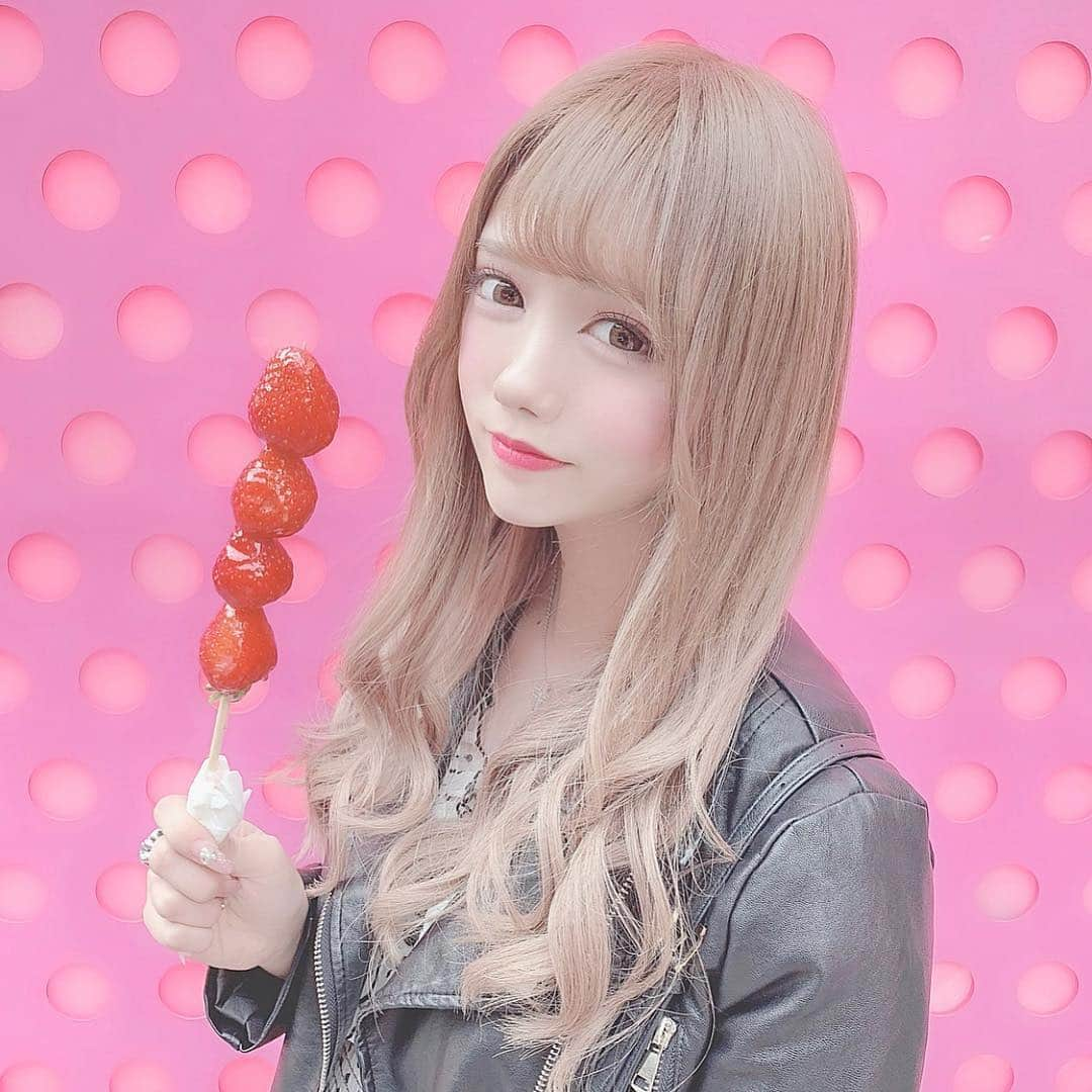 楠みゆうさんのインスタグラム写真 - (楠みゆうInstagram)「いちご飴🍓🍬いちご見つけるとすぐ買っちゃう😂笑#韓国旅行 #韓国 #明洞 #明洞グルメ #いちご飴」4月20日 19時24分 - miyuu_yuzuriha