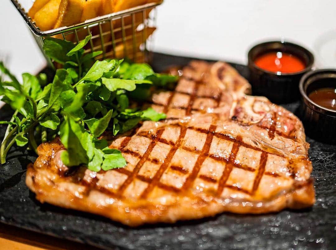 ザ・キャピトルホテル 東急 公式さんのインスタグラム写真 - (ザ・キャピトルホテル 東急 公式Instagram)「オールデイダイニング「ORIGAMI」で人気の「Tボーンステーキ」。T字形の骨の左右にサーロインとフィレが並び、一度で2つの部位を味わえる人気の一品です。 . "T-bone steak," served at our all-day dining restaurant ORIGAMI. T-shaped bone is sandwiched between sirloin and fillet, so you can enjoy two different part of meat.  #thecapitolhoteltokyu #thepreferredlife #forbestravelguide #origami_capitolhotel #ステーキ」4月20日 19時24分 - thecapitolhoteltokyu