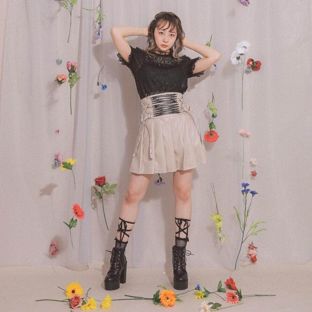 BUBBLESさんのインスタグラム写真 - (BUBBLESInstagram)「ㅤㅤㅤㅤㅤㅤㅤㅤㅤㅤㅤㅤㅤ 🌼BUBBLES NEW ARRIVAL🌼 ㅤㅤㅤㅤㅤㅤㅤㅤㅤㅤㅤㅤㅤ ハトメのフリルテープがインパクト大な 新作ブラウスのご紹介🌹✨ レース生地の上からチュールがレイヤードされていて、 素材感が楽しめる1着👏🏻💕 ㅤㅤㅤㅤㅤㅤㅤㅤㅤㅤㅤㅤㅤ レース生地は少しラメ感があるのもポイント😘 後ろにはオーガンジーリボンも付いていて、 バックスタイルまで抜かりなく可愛いよ🙊💕 ㅤㅤㅤㅤㅤㅤㅤㅤㅤㅤㅤㅤㅤ ㅤㅤㅤㅤㅤㅤㅤㅤㅤㅤㅤㅤㅤ 【レースコンビチュールブラウス】 ￥5,292 color : black/beige http://www.sparklingmall.jp/fs/sparklingmall/BS60930 ㅤㅤㅤㅤㅤㅤㅤㅤㅤㅤㅤㅤㅤ 【コルセットプリーツスカート】 ￥6,372 color : beige/black http://www.sparklingmall.jp/fs/sparklingmall/BS60931 ______________________________________________ #bubblestokyo #bubbles_shibuya #bubblessawthecity #bubbles  #fashion #style #bubbles_BS60930 #bubbles_BS60931」4月20日 19時25分 - bubblestokyo