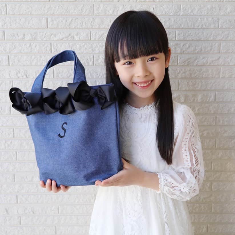 Akiのインスタグラム：「4/20 ・ 昨日の娘 ・ 毎日お友達と一緒に 小学校から帰ってくるんだけど 母ちゃん心配だから家の前で待ってるわけ👩🏻🏠 ・ だけど 待てど暮らせど帰ってこない ・ まさかまた迷子に？！ って心配で小学校に向かってみたのね ・ まぁいたよね、途中の公園に🤦‍♀️ ・ 遊ぶなら帰宅してからと あれほど言ったのにさ もう母ちゃん 激おこプンプン丸← ・ ・ しかもうちの子から 👧🏻「公園寄っていこー。」 って誘ったんですってよ ・ 自制の効かない時期 ほんとやだ怖い😩 ・ みんなの小1エピソード教えてください🎤← ・ ・ 娘が持っている  @babinese のデニムトートバッグ👜 オリジナル刺繍が入れられるので 出産祝い等のプレゼントにも🎁 ・ マチがしっかりしていて マグネット開閉式 更に内ポケットもあるので←これ大事 使い易さ抜群でした☺️✌️ ・ オススメ👌💓 ・ ・ #名入れバッグ#ベビニーズ#Babinese#トートバッグ#リボンバッグ#刺繍#ネーム#デニム#cute」