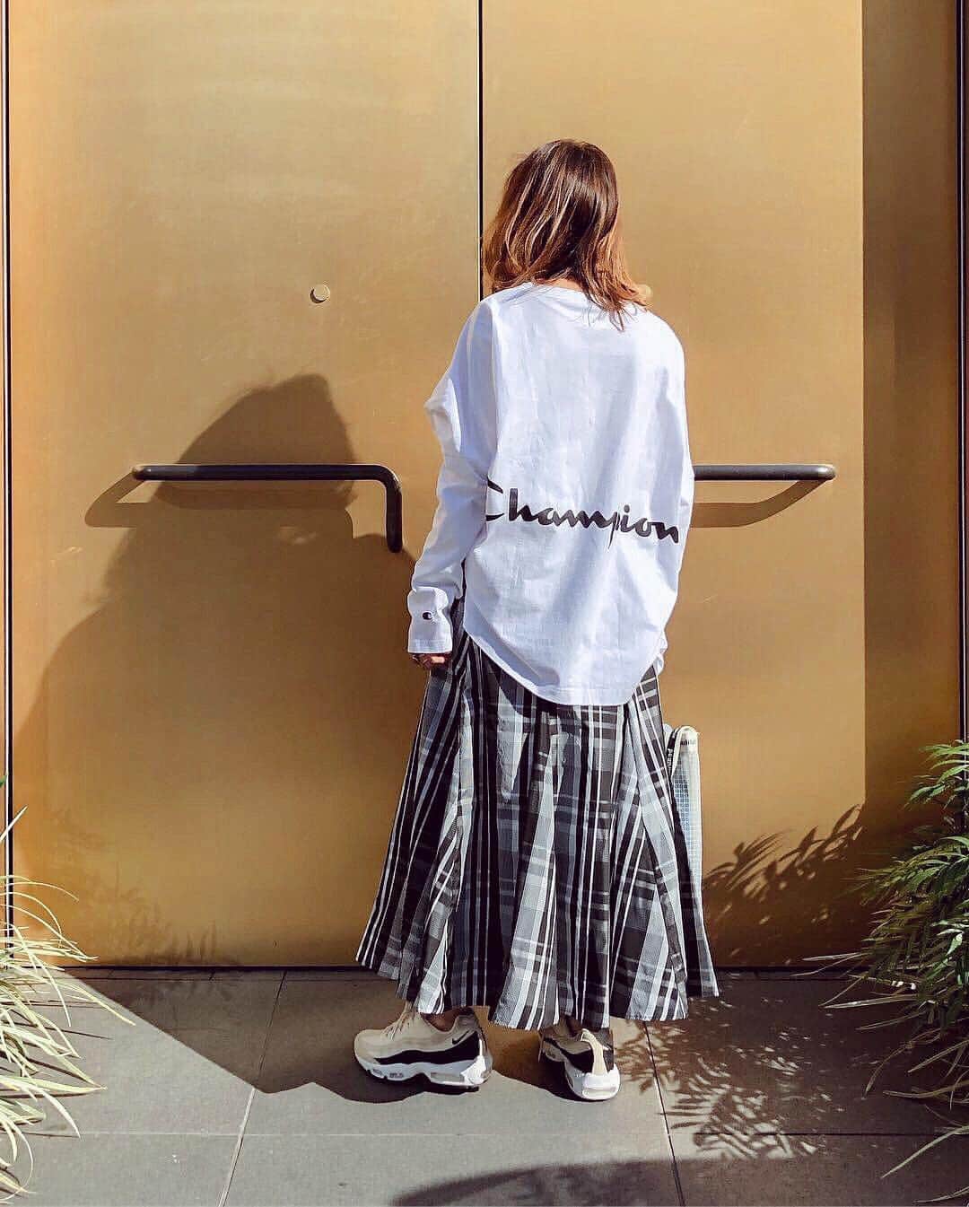 nanaさんのインスタグラム写真 - (nanaInstagram)「ㅤ ㅤ 2019.4.20 Sat #nanacoordinate 𓇼 ななコ 🐼ㅤ ㅤ ㅤ monotone 𓃺𓇼 blogに詳しく書きます✎*。 ━━━━━☞blogへはtopからﾄﾍﾞﾏｽ𓅩𓂃 ㅤㅤ ㅤ ㅤ ﾒｯﾁﾔ前のふく𓋜 ㅤ ㅤ ｽｶｰﾄは履いてたらﾒｯﾁﾔﾒｯﾁﾔ褒められるﾔﾂ𓀠𓀠 @fray_id のん𓆸*ﾟ ﾛﾝTは @fray_id × @champion_japan のん𓂅 ｶﾜｲｽｷﾞﾃ…ﾀﾏﾗﾝ❤︎ ㅤ ㅤ  ㅤ  ㅤ  ㅤ ㅤ ㅤ ㅤ ㅤ ㅤ ㅤ #champion #frayid #beautifulpeople #airmax95 #skirt #sneakers #outfit #fashion #ootd #coordinate #大人カジュアル  #locari mery  #beaustagrammer  #シンプルコーデ #プチプラコーデ  #mineby3mootd #instafashion #fashionblogger #fashionista #데일리록 #코디 #옷스타그램 #멋스타그램 #穿搭 #오오티디  #패션스타그램일상」4月20日 19時40分 - nanapanda517