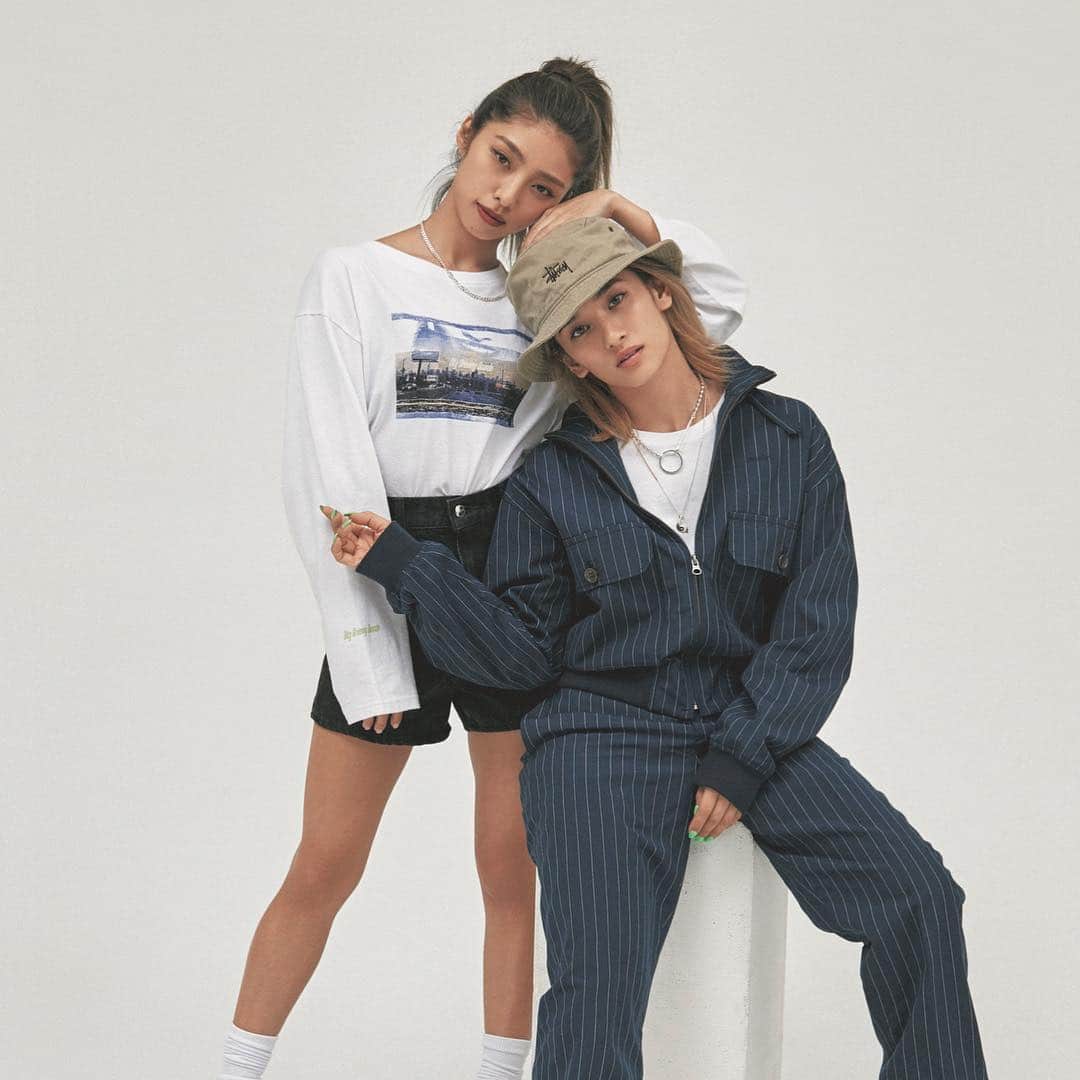 JELLY編集部さんのインスタグラム写真 - (JELLY編集部Instagram)「《Special shooting&interview ﻿ SAYAKA  YURINO》﻿﻿﻿ 記念すべきリニューアル号の表紙を飾ってくれたCOOL女子代表、E-girlsのSAYAKAとYURINO。﻿ ﻿  二人の掛け合いに、読んでてほっこり😊﻿ ﻿本当に仲が良いんだな〜ってことがわかります🌷🌷🌷﻿ 内容がギュッと詰まったインタビューも必見です！﻿ ﻿ ﻿ ﻿﻿﻿ photographer／ @omisakii ﻿ styling／ @mikisy24 ﻿ hair&make／ #秋鹿裕子﻿ model／ @sayaka_happiness_official @yurino_happiness ﻿ #jelly #jelly5月号  #今日からクールな女の子 #カバーガール #egirls #sayaka #yurino」4月20日 19時35分 - jelly_stagram