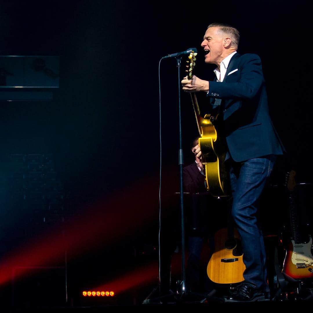 ブライアン・アダムスのインスタグラム：「Wembley earlier this year! Loved our UK tour ❤️ 📷: @andrewcatlin #bryanadamsshinealight」