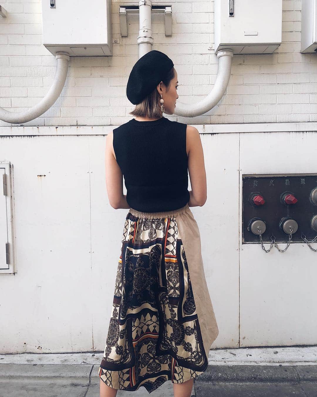 関本香里さんのインスタグラム写真 - (関本香里Instagram)「ㅤㅤㅤ 大人気の #スカーフドッキングスカート  トレンチ素材✖︎スカーフ柄の大胆な切り替えが可愛い❤️ 前と後ろで違う表情を見せてくれる🙈 ウエストもゴムで楽ちん✨✨ #murua #fashion #coodinate #outfit」4月20日 19時42分 - kaori_sekimoto_