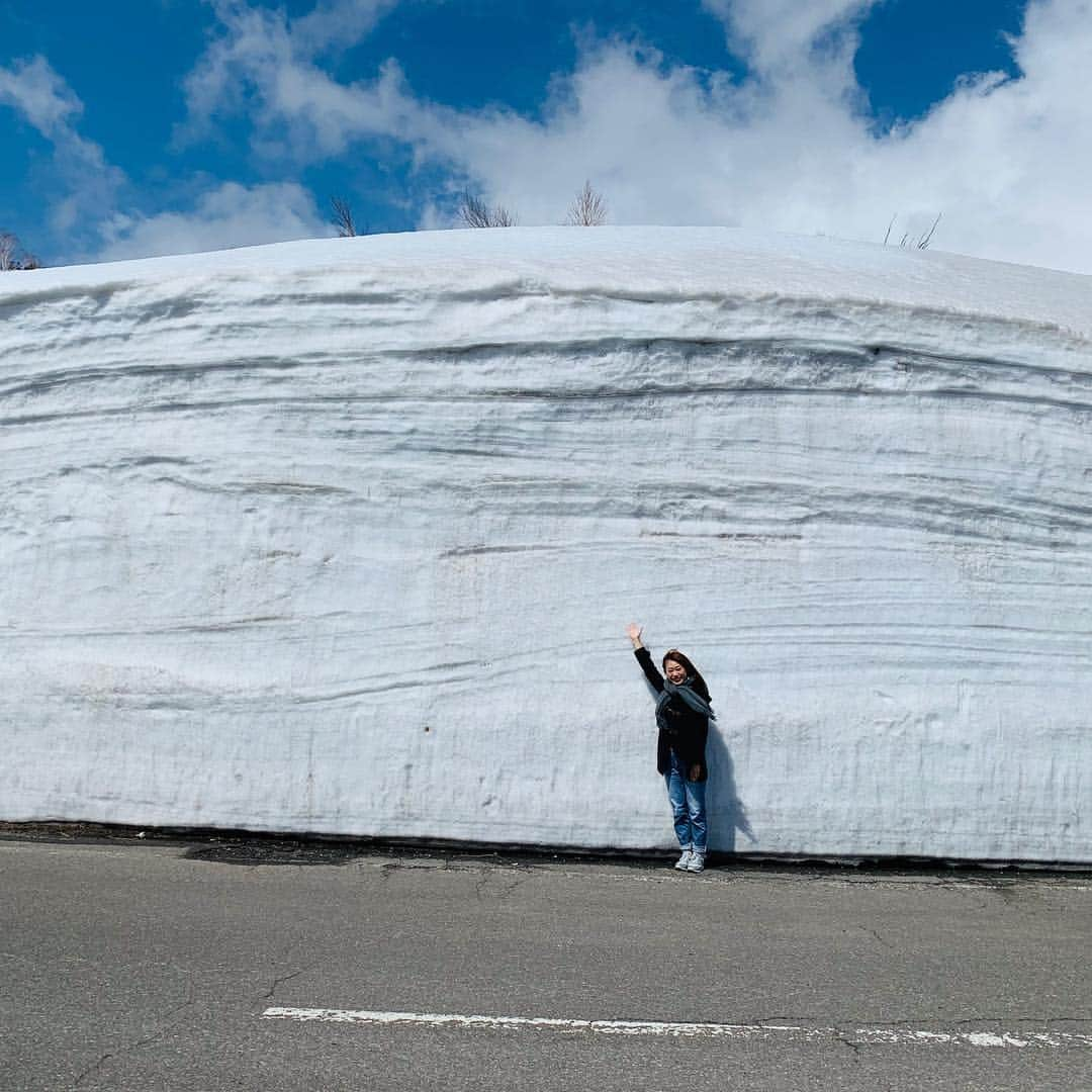 大隅智子さんのインスタグラム写真 - (大隅智子Instagram)「八幡平アスピーテライン「雪の回廊」へ。ずっと見たかったものです。秋田の田沢湖も綺麗でした。」4月20日 19時42分 - tomokotenki