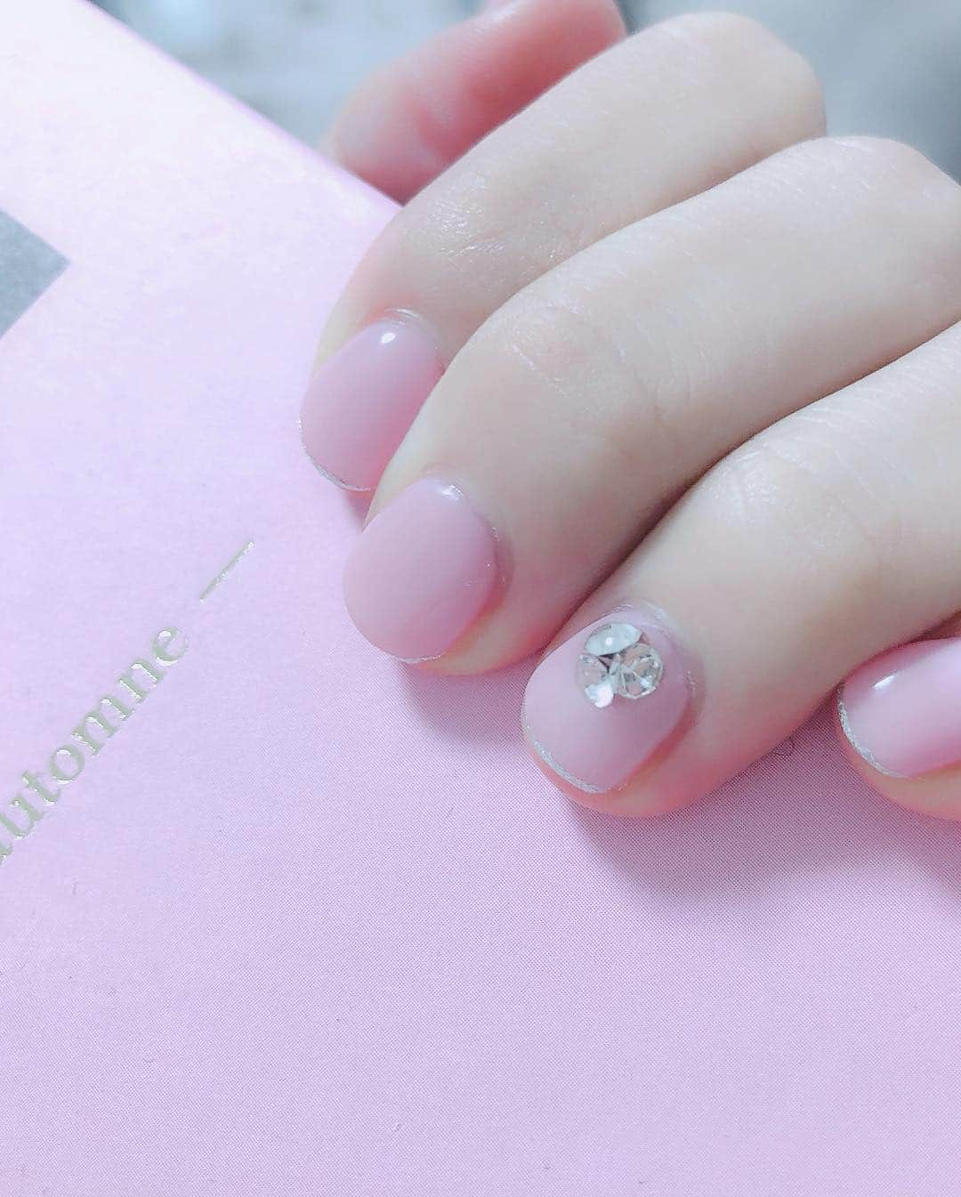 MICさんのインスタグラム写真 - (MICInstagram)「💅💅💅 . . 今回も @tn_nail_official 飯田橋店でネイルしてきたよʕʘ̅͜ʘ̅ʔ❤️ . . ピンクネイルにシルバーを先端にのせてもらいました( ･᷄ὢ･᷅ )❤️ シンプルがすき！ . つぎはどんなデザインにしようかな🧸 . . お洋服は @__luluem ❤︎ また全身のせます♫ . . #ティエヌ #ティーエヌ #ティーエヌ飯田橋 #ネイルサロン #ネイルチェンジ #大人ネイル #大人可愛い #ふわふわ #上品ネイル #ピンクネイル #ナチュラルネイル #ピンク好き  #ネイル #ふわふわヘア #ニュアンスネイル #ネイルジェニック #팔로우 #소통 #셀카 #셀피 #셀스타그램 #얼스타그램  #오오티디 #촬영 #메이크업」4月20日 19時44分 - micmofmof