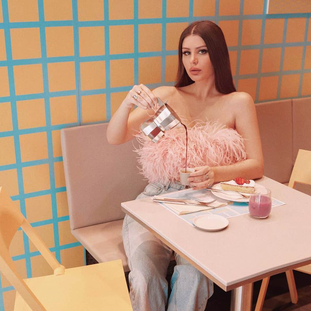 アレッシィさんのインスタグラム写真 - (アレッシィInstagram)「#Repost: @nimabenati Pink hues and coffee aroma with Nima Benati at the temporary #AlessiMokeria. #MDW19」4月20日 19時45分 - alessi_official