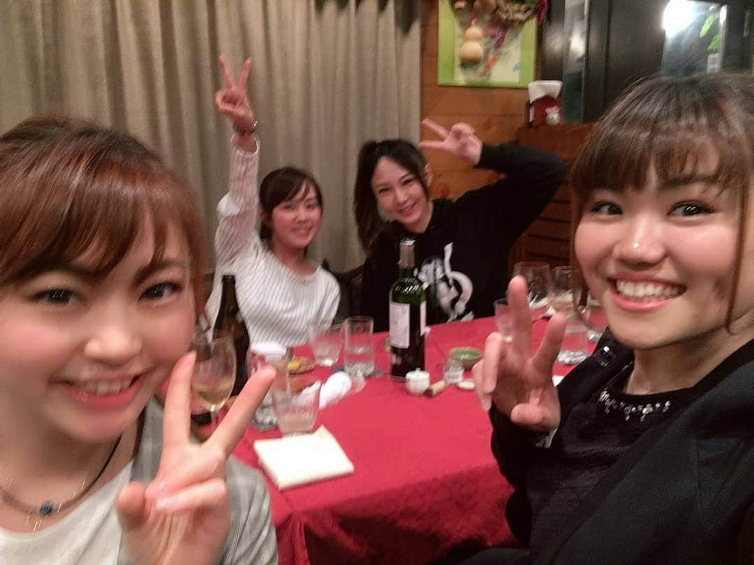 酒井美佳さんのインスタグラム写真 - (酒井美佳Instagram)「昨日は、小川さんにご飯連れて行ってもらいました😋  めっちゃ美味しかったし楽しかったぁ😋🍴💕 私となっちゃん駄目でした😢😢😢 でも宮崎来て良かった😊  もっとボウリング頑張ろう🎳  ゆきちゃんとりなちゃん明日も頑張れ✊‼️ #酒井美佳 #MikaSakai #사카이미카 #プロボウラー #pleague #festaria #phiten #MKグループ #ドリスタスタジアム太田 #SSOSIO #小川光明」4月20日 19時53分 - mika37mika