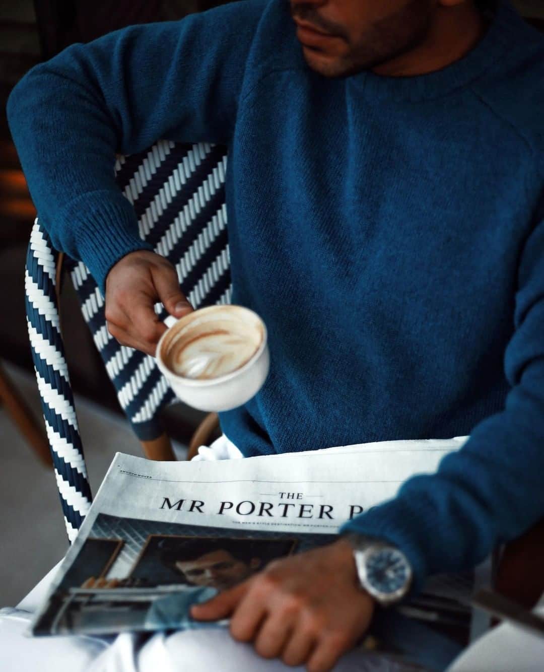 MR PORTERのインスタグラム：「(Long) Weekend reading 🗞 The new issue of the #MRPORTERPost is here—featuring Mr Mark Ronson. Share how you read yours (like Mr @twistedcurlz here) for a chance to be featured. #MRPORTERontheroad」
