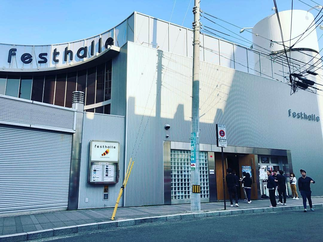 土井コマキさんのインスタグラム写真 - (土井コマキInstagram)「高松でNulbarichワンマン。色んなビートグルーヴ自由自在に行ったり来たり。とめないで〜て思いながら、あっという間にエンディング。もう踊りすぎてヨレヨレです。スケールでかい。低音でかい。 開演前のBGMでビリーアイリッシュのアルバムから選ばれてた曲が、そうそう、それそれって感じでございました。 #こまきっぷ #高松」4月20日 20時06分 - doikomaki