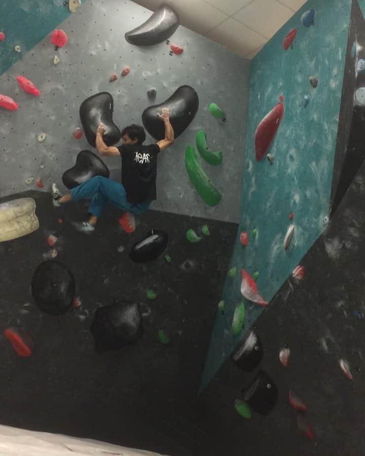 ハキム・カスバンのインスタグラム：「Happy to get this mini project done! My skin always got too wet at the penultimate hold. I was surprised at how dry my tips remained I almost lost it a few times on that hold. 😂 . I find the sequence at the top interesting - how it’s actually easier to move the feet with the hands still crossed. 13 years on and still learning - so much more to discover in climbing. • @heavy.japan • #climbing #bouldering #competition #indoorclimbing #climbinggym #sportclimbing #liveclimbrepeat #fortheclimb #climbinglife #climbing_is_my_passion #training #sports #athlete #singapore #climbing_worldwide #sgclimbers #passion #sgfitness #climbing_videos_of_instagram #movement #クライミング」