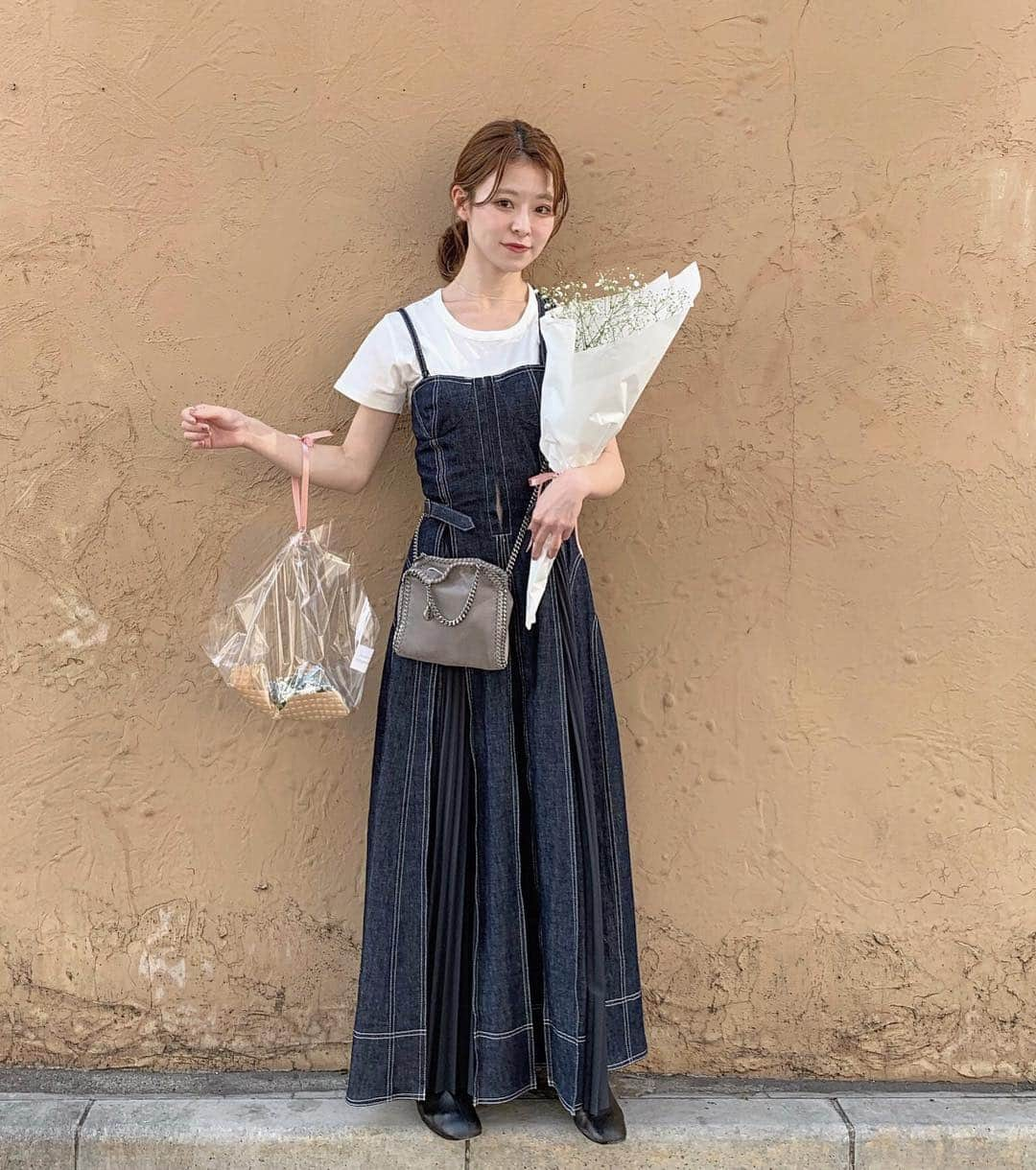 工藤はるかさんのインスタグラム写真 - (工藤はるかInstagram)「ㅤㅤㅤㅤㅤㅤㅤㅤㅤㅤㅤㅤㅤ おちょこと @marronpapier_jp のお花教室へ🌷 かわいい空間でお花に触れてとてもいい時間だった..！ これから通うことに☺️ ㅤㅤㅤㅤㅤㅤㅤㅤㅤㅤㅤㅤㅤ デニムワンピは @casa_fline の🍒 人気で入荷のたび即完売してしまうみたい、 ポイント10倍&送料無料になっててらっき〜〜でした ㅤㅤㅤㅤㅤㅤㅤㅤㅤㅤㅤㅤㅤ」4月20日 20時01分 - har_326