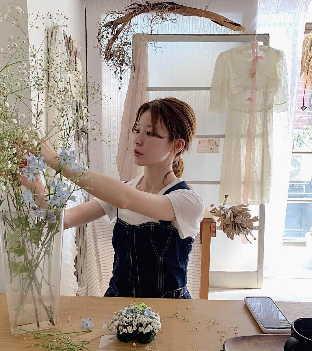 工藤はるかさんのインスタグラム写真 - (工藤はるかInstagram)「ㅤㅤㅤㅤㅤㅤㅤㅤㅤㅤㅤㅤㅤ おちょこと @marronpapier_jp のお花教室へ🌷 かわいい空間でお花に触れてとてもいい時間だった..！ これから通うことに☺️ ㅤㅤㅤㅤㅤㅤㅤㅤㅤㅤㅤㅤㅤ デニムワンピは @casa_fline の🍒 人気で入荷のたび即完売してしまうみたい、 ポイント10倍&送料無料になっててらっき〜〜でした ㅤㅤㅤㅤㅤㅤㅤㅤㅤㅤㅤㅤㅤ」4月20日 20時01分 - har_326