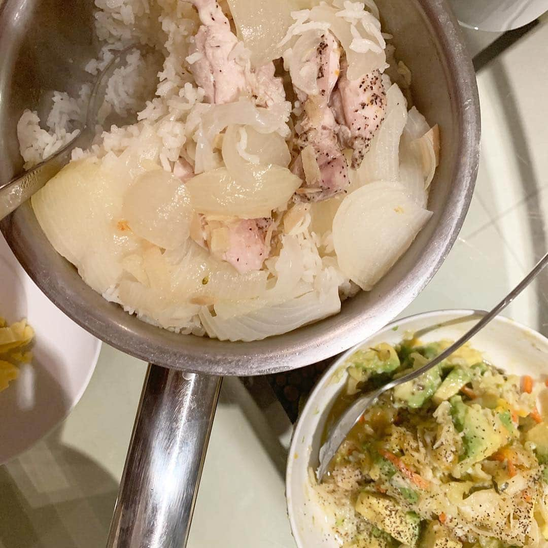 工藤万季さんのインスタグラム写真 - (工藤万季Instagram)「オーストラリアで一番感激したのは食材が本当に本当に味しかった♥️ 海外ではキッチン付きのお部屋を借りることが多く、夜はほぼ自炊をしています。 今回もオーガニックスーパーにも何回も行ってきました💖💖 彼はいつも飽き飽きしてる。笑 海外でオーガニックストアに行くと軽く２時間ほどいるから。笑  私の料理はとてもシンプルなので素材の味がよくわかる。 重ね煮やお肉のグリル、マッシュポテト。 味付けは塩、胡椒、バター、スパイスが基本なのでとてもシンプル。 販売中のレシピばかりデス♥️♥️♥️ 毎度毎度同じなんですがアレンジが色々きくので全く飽きません。 特にマッシュポテトには感動して。こんな美味しいお芋は初めてかも！っと思ったくらい。 他のお野菜もお肉も最高。 バイロンベイではスーパーではなくお肉屋さんを見つけて購入しました。 このお肉は大ヒットでしたね〜 鶏ガラも買ってスープも作ってます✨✨ 一緒にいった方は旅行に行って1キロ痩せていたそう・・・ 帰って周りから言われたことは痩せた？ばかりだったそう✨✨✨ 旅行に行って痩せているのは嬉しいですよね。 これぞ食べて痩せる💕  世の中、当たり前になっている主食の白ごはんですが、 今までは一緒にいった方は白ご飯食べないと食べた気がしないって思ってたようですが お芋で大満足だったそう✨ うちは夜は特に食卓にご飯やパスタ、パンなどは出ません🐥🌈 主食はパンや米だけじゃないもん😏♥️ + + #makiナチュライフオーストラリア#手づくりごはん #こどものいる暮らし #心地いい暮らし #豊かな心 #豊かな暮らし #無理なく一生スリムな私。#食育#ナチュラルライフ#ダイエット#産後ダイエット#ダイエットアカウント#ホリスティック#オーガニックライフ #ヘルシーライフ#体質改善#母乳ごはん #ヘルシーライフ#ダイエットプログラム#ダイエットママ#ヘルシーボディ#NLD #オーガニックスーパー#母乳#母乳育児#乳児湿疹#リバウンドなし#ノンストレスダイエット#キッチャリークレンズ #暮らしながら旅をする」4月20日 20時02分 - makikudooo