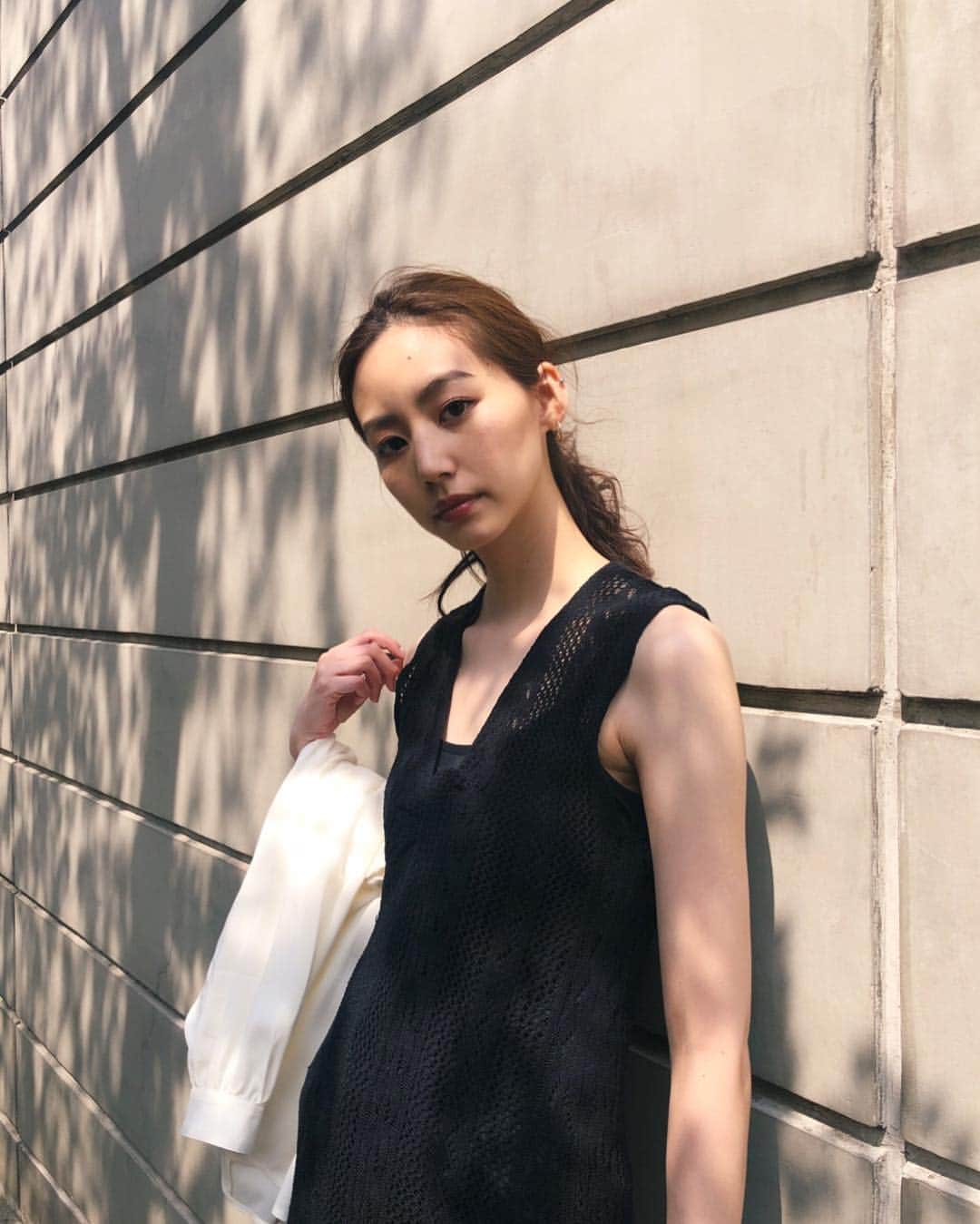 Shiho Sasakiさんのインスタグラム写真 - (Shiho SasakiInstagram)「ゆるっとレイヤードの日🍃 クロシェ編みが最高に可愛いワンピース👗 まだ朝と夜は寒いから上からシャツ着てるよ✌️ 夏になったらもちろん一枚で🍉 #MOUSSY#MOUSSYSNAP#MOUSSYJEANS」4月20日 20時03分 - shihomurata0718