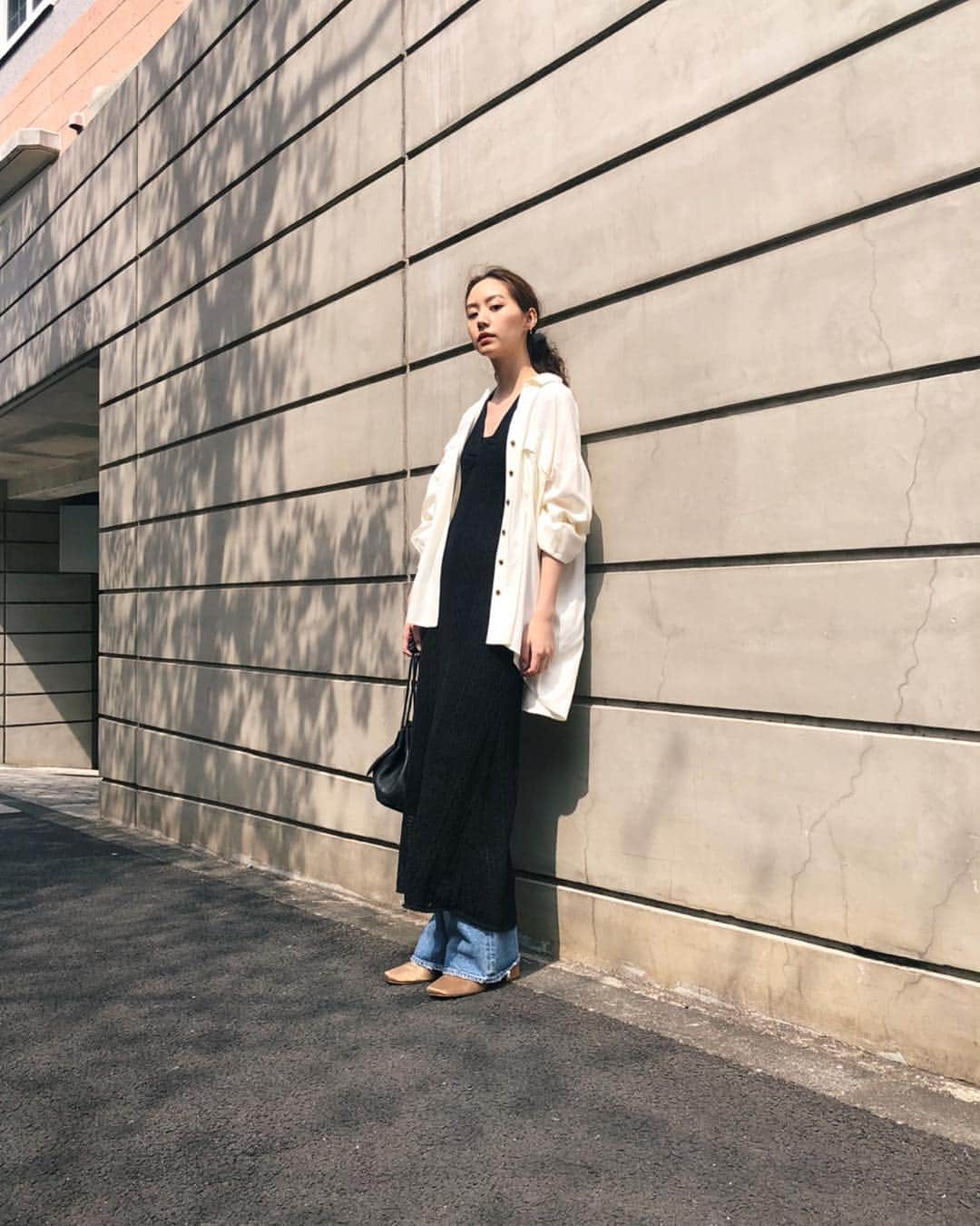 Shiho Sasakiのインスタグラム：「ゆるっとレイヤードの日🍃 クロシェ編みが最高に可愛いワンピース👗 まだ朝と夜は寒いから上からシャツ着てるよ✌️ 夏になったらもちろん一枚で🍉 #MOUSSY#MOUSSYSNAP#MOUSSYJEANS」