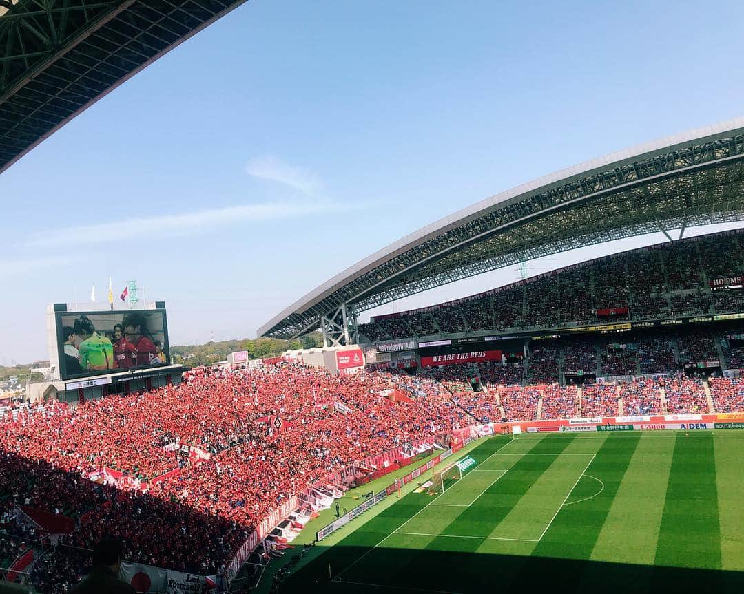 わちみなみさんのインスタグラム写真 - (わちみなみInstagram)「54000人以上の観衆の中﻿ 埼スタで﻿ 浦和レッズ🆚ヴィッセル神戸﻿ の試合✨﻿ ﻿ 5万人を超えるサッカーの試合をみるのは﻿ 初めてで、、、めちゃめちゃ盛り上がってました！﻿ 赤で埋まるスタジアムは圧巻ですね🥰🥰﻿ ﻿ レッズが興梠選手のPKで先制して、﻿ そのまま試合は無失点でホーム初勝利🌼﻿ ﻿ 2得点目はなかなかうまく決まらず﻿ 悔しそうでしたが、、、！﻿ 守備に徹して無失点に抑えられてよかったです☺﻿ ﻿ そして、﻿ 初めて We are diamondsを聴けた〜♦️！﻿ 選手の皆さんニコニコ✨﻿ 勝ってよかった✨✨﻿ ﻿ 勢いで次のACLも頑張ってほしいな🌼﻿ ﻿ あと、﻿ ﻿ 今日は山中選手のお誕生日🎊❗️﻿ おめでとうございますですね⭐️﻿ ﻿ インタビューさせていただいたので﻿ 放送お楽しみにー😆﻿ ﻿ #urawareds﻿ #浦和レッズ﻿ #埼スタ﻿ #Jリーグ﻿ #わちみなみ﻿」4月20日 20時05分 - wacchime