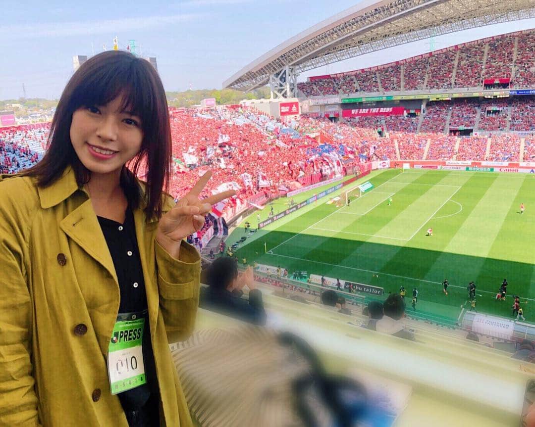 わちみなみのインスタグラム：「54000人以上の観衆の中﻿ 埼スタで﻿ 浦和レッズ🆚ヴィッセル神戸﻿ の試合✨﻿ ﻿ 5万人を超えるサッカーの試合をみるのは﻿ 初めてで、、、めちゃめちゃ盛り上がってました！﻿ 赤で埋まるスタジアムは圧巻ですね🥰🥰﻿ ﻿ レッズが興梠選手のPKで先制して、﻿ そのまま試合は無失点でホーム初勝利🌼﻿ ﻿ 2得点目はなかなかうまく決まらず﻿ 悔しそうでしたが、、、！﻿ 守備に徹して無失点に抑えられてよかったです☺﻿ ﻿ そして、﻿ 初めて We are diamondsを聴けた〜♦️！﻿ 選手の皆さんニコニコ✨﻿ 勝ってよかった✨✨﻿ ﻿ 勢いで次のACLも頑張ってほしいな🌼﻿ ﻿ あと、﻿ ﻿ 今日は山中選手のお誕生日🎊❗️﻿ おめでとうございますですね⭐️﻿ ﻿ インタビューさせていただいたので﻿ 放送お楽しみにー😆﻿ ﻿ #urawareds﻿ #浦和レッズ﻿ #埼スタ﻿ #Jリーグ﻿ #わちみなみ﻿」