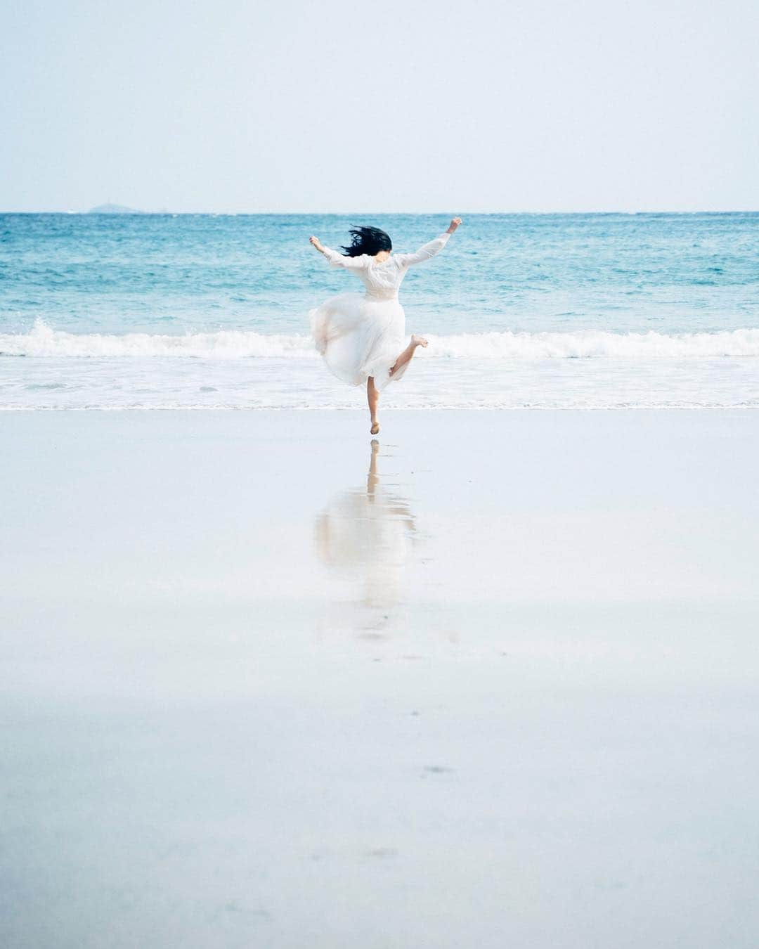 GENTAのインスタグラム：「海が恋しくなる季節 ㅤ My original Lightroom presets were released at @curbonjp . Please check the URL on my profile for detail. ㅤ 僕のオリジナルLightroomプリセットが @curbonjp から発売中です。配信されているプリセットは僕が実際に写真編集で利用しているものです。プリセットの詳細はプロフィールのURLからご確認ください。 ㅤ」