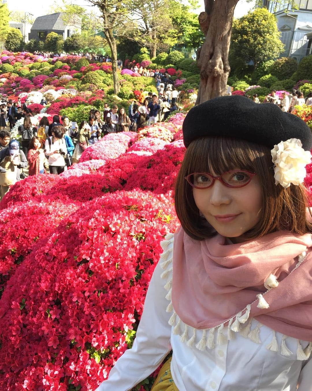 木部さんさんのインスタグラム写真 - (木部さんInstagram)「今日は、根津神社のつつじ祭りに行ってきました！🌺 . . 今回もフォロワーさんとの偶然の出会いがありましたよ！😳 . .  今回はメガネを外しているタイミングで声をかけていただいたのですが、チャボさん！なぜきべだとわかったのですか？🤔 . . . . #つつじ祭り #つつじ #azalea #素敵な出会い #ありがとう😊 #happy #azaleafestival」4月20日 20時16分 - kibe_dayo