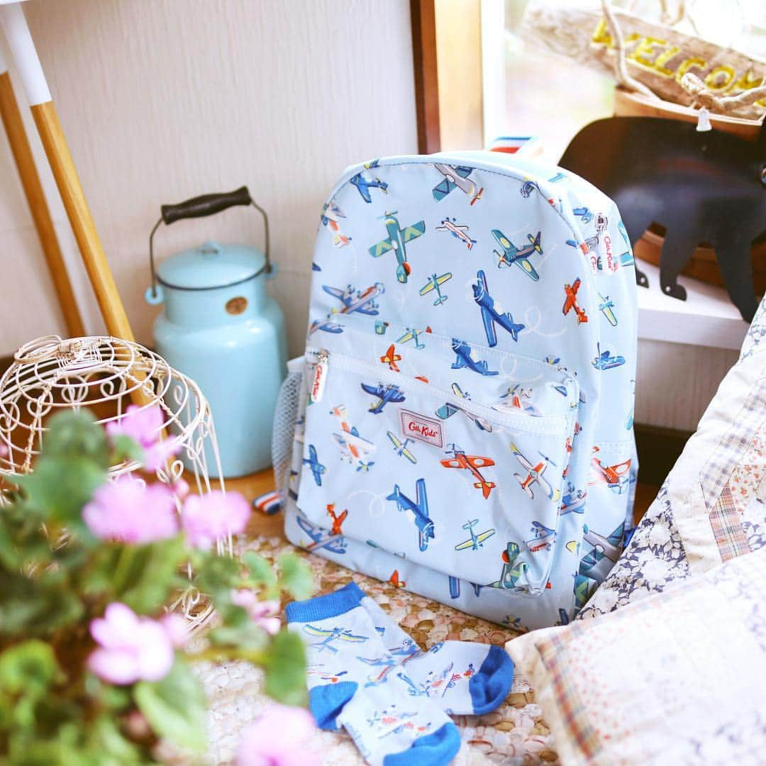 amiさんのインスタグラム写真 - (amiInstagram)「． Son's backpack and socks ． 息子のリュックと靴下は 飛行機✈️柄がかわいい♡ ． キャスキットソン♡ まだ少し大きめなので これから使えるのが楽しみ🎒💕 ． 普段使っているお洋服や テーブル小物など @Scraproll  というアプリ内でもご紹介 しているのでチェックしてみてね💕 ． ． #scraproll#息子#2歳児#キャスキットソン#息子リュック#ママ#2歳児ママ#リュック#息子ファッション#リュック好き#飛行機柄#CathKidston#cathkidston ． ．」4月20日 20時08分 - amikuma1219