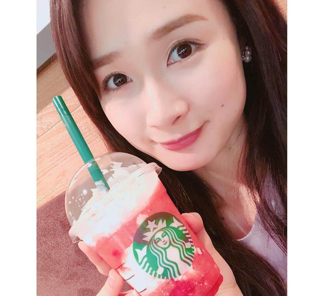 犬塚志乃さんのインスタグラム写真 - (犬塚志乃Instagram)「スタバの #ストロベリーベリーマッチフラペチーノ 🍓💕 右はノーマル。フレッシュないちご感🍓 (でもホイップがあるから程よいクリーミー感も🙆‍♀️) そして、左はチョコチップ&チョコソース追加🍫チョコが加わることによってスイーツっぽくなります〜😋いちごの甘酸っぱさがあるから、最後まであっという間にぺろり😋ハマった😊 今のところ私の中では、 チョコチップ&チョコソース追加のレッド>レッド>ホワイト🍓 ・ ・ ・ #スタバloveちゃんしー #ストロベリーベリーマッチフラペチーノレッド #チョコソース追加 #チョコチップ追加 #スタバ #スターバックス  #スタバ好きな人と繋がりたい #instadaily #instagood #instalove #love #starbucks #starbuckscoffee #happy  #frappuccino #l4l #like4like #followme #followmejp #girl #instagirl #japanesegirl #selfie」4月20日 20時23分 - inuaya_42