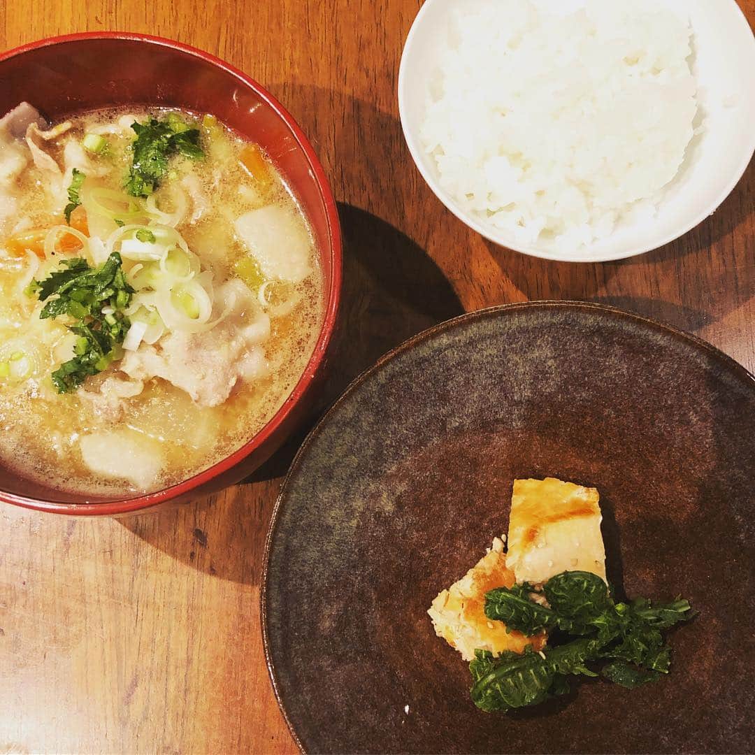 ひうらさとるのインスタグラム：「なんか久々？なうちご飯。 豚汁にはたっぷり練りゴマを入れる派です。」
