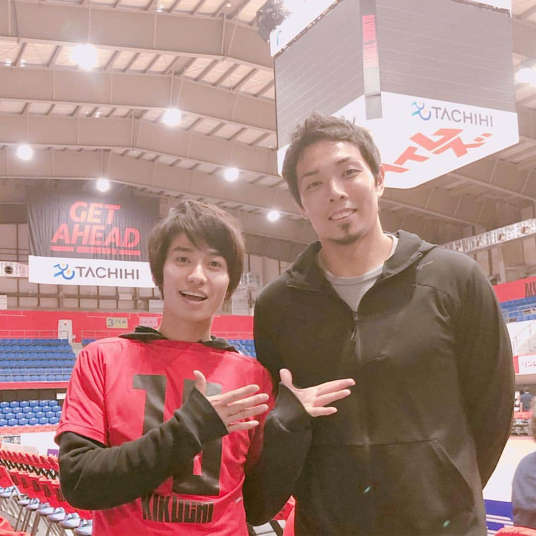 武田航平さんのインスタグラム写真 - (武田航平Instagram)「日本のプロバスケットボールリーグ Bリーグ初観戦させていただきました。 菊地選手を応援しに行きました。 菊地選手の奥様がぼくの中学の先輩でして… 本当にありがとうございます😊 菊地選手の活躍で本日勝利です。 ファーストゴールの3P痺れました。 会場の空気を一気に掴んで そこからも得点していき ここぞのリバウンド チームのリーダー格の雰囲気 視野の広さでオフェンス ディフェンスともにゲームを影で作っていってたように見えました。 豊富な経験値でチームを落ち着かせる姿 キリッとしたゲーム中の表情 常に首を振り周りの選手の位置や距離感、空間を把握する姿が現役時代の中田英寿選手みたいでした。 試合後お会いすると爽やかでものすごく優しい、礼節をもった素敵なイケメンお兄さんで… イケイケのモテ系だと思っていたのにビックリでした。笑 絶対にモテますね。 この日、菊地選手はヒーローとしてインタビューもされて僕まで誇らしかったです。 チャンピオンシップも頑張ってください！ あーあかっこよかったなー！ これからも応援しよーっと！ 東京のチームですしね。 Bリーグ、面白い！ お洒落でカッコいいエンタメ要素満載の会場は誰でも楽しめます。 おススメですよー！ #bleague  #Bリーグ #alvarktokyo  #アルバルク東京 #basketball  #バスケ #バスケットボール #菊地祥平 選手 #13 #スイーツ好き #これマジ #samurai #身長差 #175あるからギリギリ #歌舞伎町弁護人凛花 は本日O.A!!」4月20日 20時19分 - kouhei_takeda.official