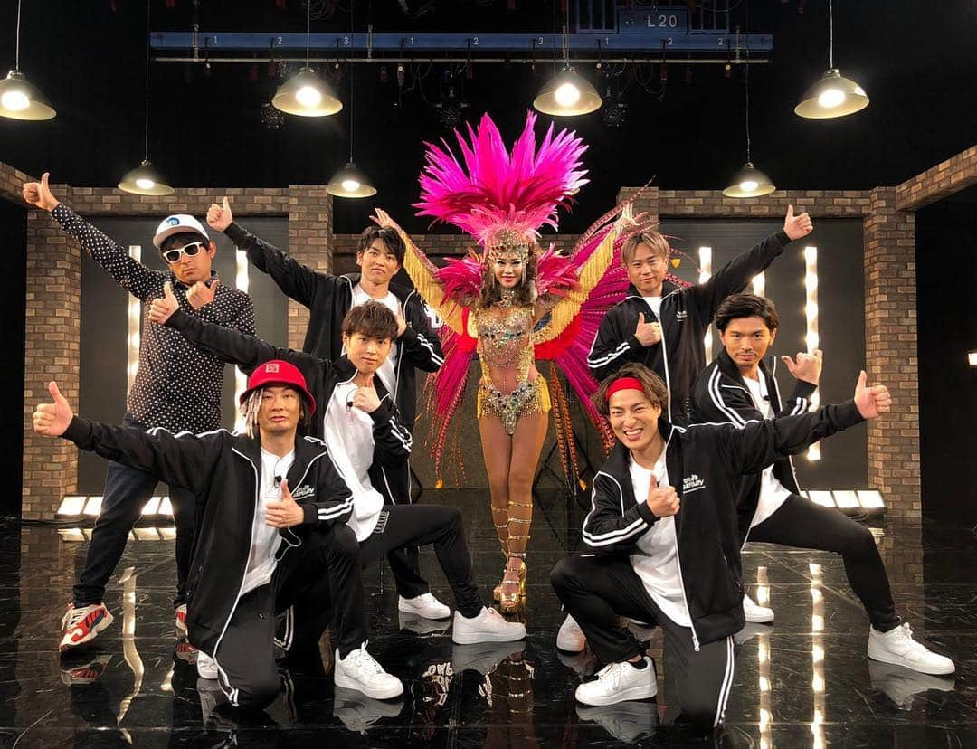 工藤めぐみさんのインスタグラム写真 - (工藤めぐみInstagram)「🕺🕺🕺🌟 ． 《出演情報〜📺》 かーもん！！ベイビ〜 アメリカっ🇺🇸👍 ． という事で  DA PUMP さんにサンバレッスン＆一緒に楽しく踊ってきました😊👍 ． プロ中のプロ🌟ダンサーさん‼️ DA PUMPさんがサンバを踊ると どうなる⁉️⁉️⁉️🇧🇷✨ ． 気になりませんか😆⁉️✨笑 ． 『OH!舞 DA PUMP!! #23』 今週のOH舞!DA PUMP!!は「ダンス世界制覇プロジェクト」第６弾！ DA PUMPがサンバに挑戦!! ． dTVチャンネル＜ひかりTVチャンネル+＞ 4月21日(日)19:30- http://bit.ly/2OHvahT ． ３０日間は無料で観れる様です📺✨ ． 収録面白ろかったので、楽しい回になってるといいなー！！ 是非観て下さいね〜🥳 ． ありがとうございました☺️🌸 ． ． #DA PUMPさん #DAPUMP #ダパンプ #dance #dancer #samba  #happy #good #いいねダンス  #アメリカ #ブラジル  #ダイエット #body #bodymake #training #best  #megumikudo #工藤めぐみ」4月20日 20時21分 - megumikudo.samba