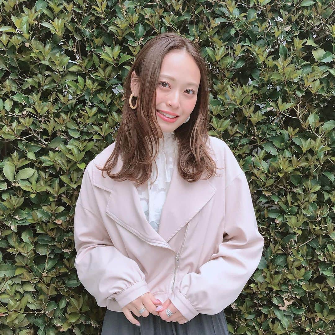 榊本麻衣さんのインスタグラム写真 - (榊本麻衣Instagram)「♡♡ . . 最近暖かいからこれくらいの 薄い羽織りで丁度いい☺️🌸 . . んでこの日珍しくピアス忘れて パッて買ったこのピアス 使いやすくてなかなかお気に入り😌✨ . . 最近あったかくてポカポカ陽気で お散歩するのもすんごい気持ちいい🙊💕 . . #ピアス #piece #アクセサリー #アクセ #accessory #アウター #羽織り #ブルゾン #ブルゾンコーデ #code #mai___fashion #コーデ #ファッション #fashion #ミントベージュ #レンアイケイカク」4月20日 20時33分 - maipipii