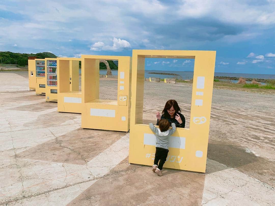 のインスタグラム：「#福岡 の#糸島 🏝 #インスタ の写真を撮るためだけの#ジハングン という#駐車場 がありました😂  ジハングン は自動販売機の群れってことかな？ #自動販売機 のアートやら#木のアーチ 、そしてまたもや#ブランコ 😂 インスタの写真を撮るためだけに停める駐車場笑 若者のスポットなのかなぁーと！ そしてブランコは普通に乗れてちょっも楽しみました😂  #ジハングンのブランコ #福岡旅行 #福岡観光 #糸島巡り #糸島ドライブ #子連れ旅行 #インスタ映え #インスタ映えスポット #旅スタグラム #japantrip #japantravel #子連れ旅 #子供とお出かけ #1歳5ヶ月」