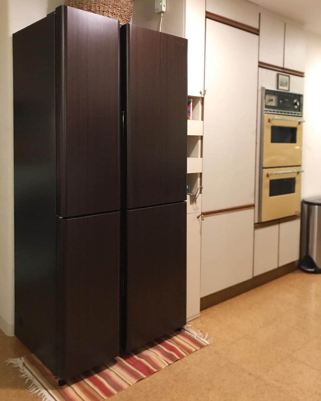 Yoshiko Kris-Webb クリス-ウェブ佳子さんのインスタグラム写真 - (Yoshiko Kris-Webb クリス-ウェブ佳子Instagram)「A fridge like a closet✨ 「クローゼット買ったの？」と次女。AQUAの冷蔵庫です😏 下の冷凍庫が大容量なのでとりあえずハゲダツで埋めよう🍦 #深澤直人 さんデザイン✨#aqua家電ok」4月20日 20時27分 - tokyodame