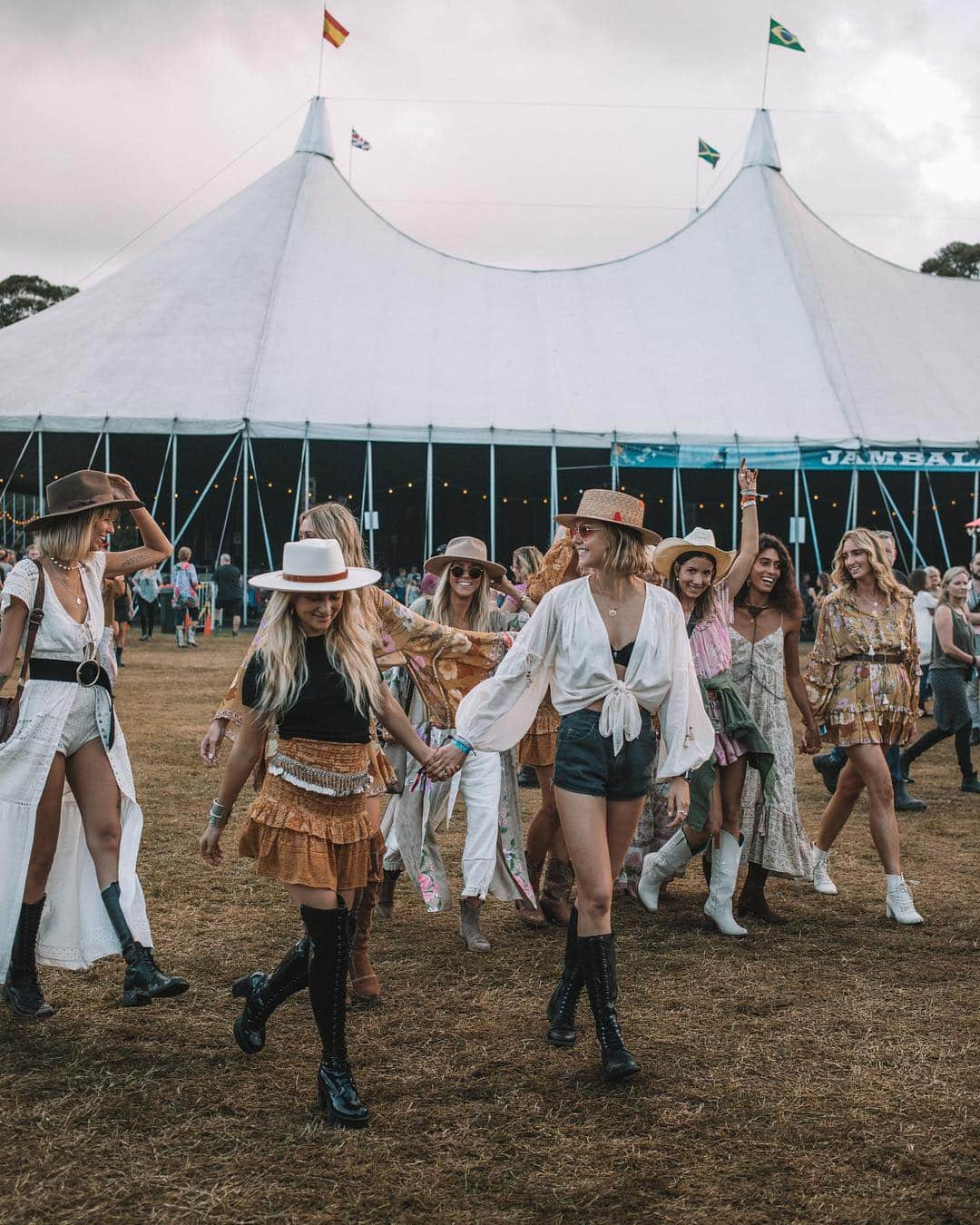 SPELLさんのインスタグラム写真 - (SPELLInstagram)「When your squad all rock up at once ⚡️⚡️⚡️ we gave some darl’n festival babes a few pieces from our upcoming Lioness range 🦁 Tell us your fave! ✨ @bluesfestbyronbay」4月20日 20時33分 - spell