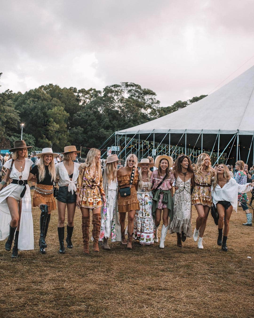 SPELLさんのインスタグラム写真 - (SPELLInstagram)「When your squad all rock up at once ⚡️⚡️⚡️ we gave some darl’n festival babes a few pieces from our upcoming Lioness range 🦁 Tell us your fave! ✨ @bluesfestbyronbay」4月20日 20時33分 - spell