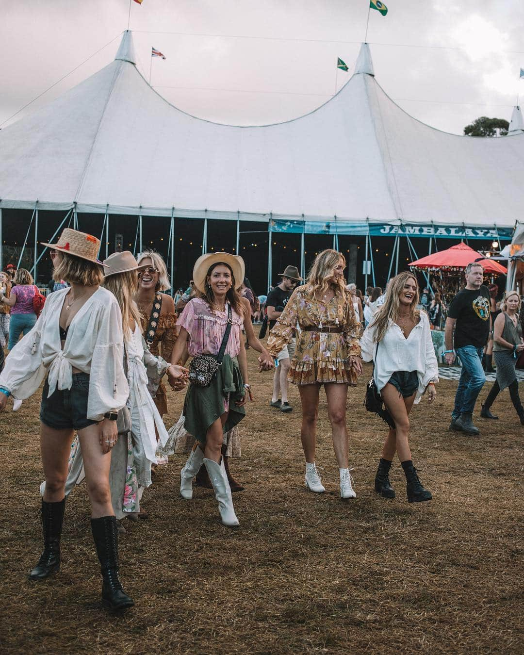 SPELLさんのインスタグラム写真 - (SPELLInstagram)「When your squad all rock up at once ⚡️⚡️⚡️ we gave some darl’n festival babes a few pieces from our upcoming Lioness range 🦁 Tell us your fave! ✨ @bluesfestbyronbay」4月20日 20時33分 - spell