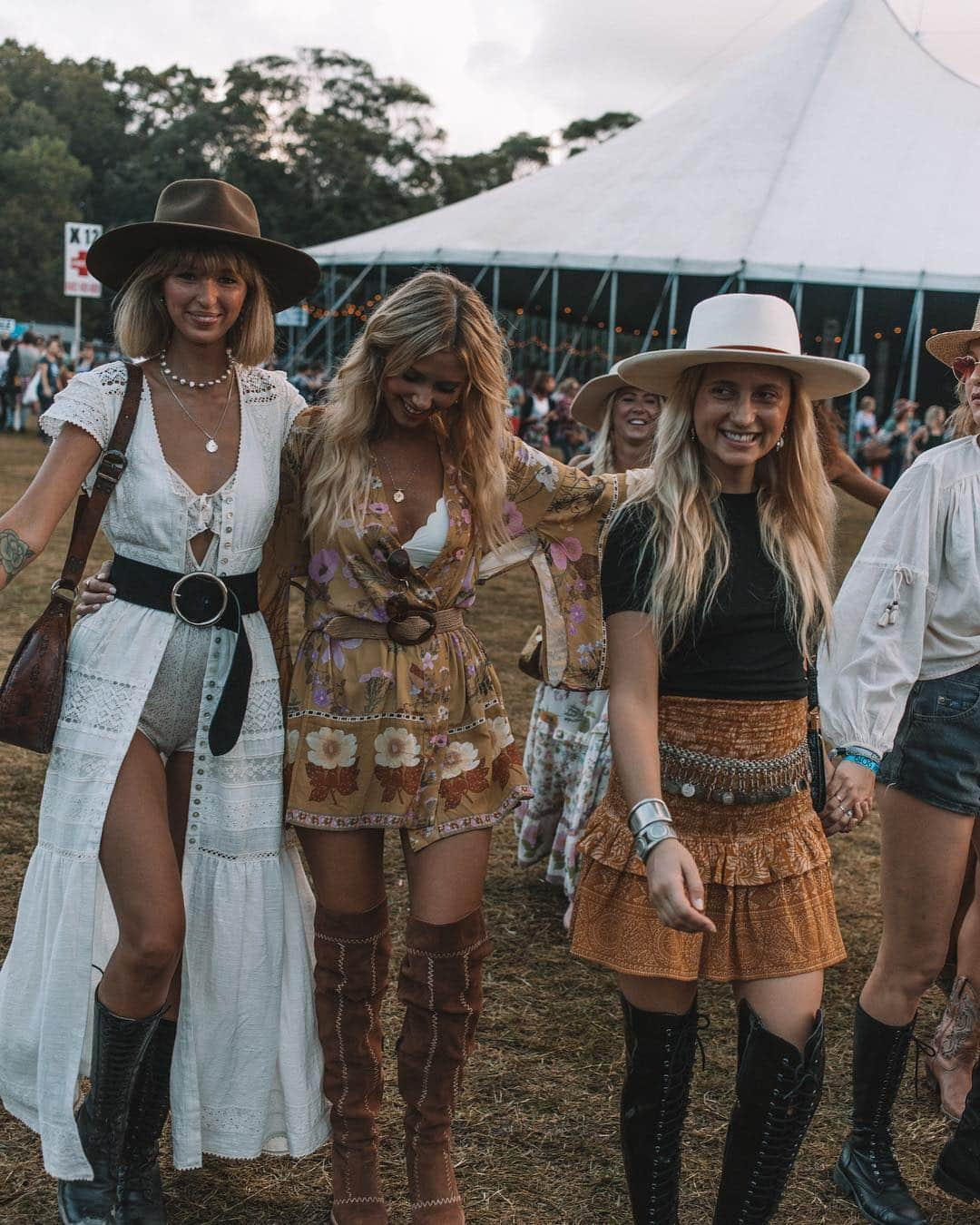 SPELLさんのインスタグラム写真 - (SPELLInstagram)「When your squad all rock up at once ⚡️⚡️⚡️ we gave some darl’n festival babes a few pieces from our upcoming Lioness range 🦁 Tell us your fave! ✨ @bluesfestbyronbay」4月20日 20時33分 - spell