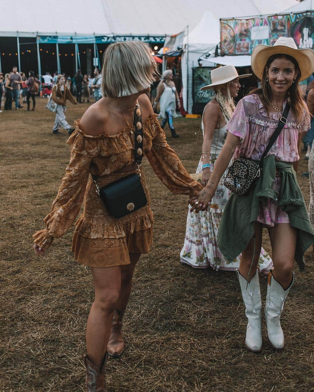 SPELLさんのインスタグラム写真 - (SPELLInstagram)「When your squad all rock up at once ⚡️⚡️⚡️ we gave some darl’n festival babes a few pieces from our upcoming Lioness range 🦁 Tell us your fave! ✨ @bluesfestbyronbay」4月20日 20時33分 - spell