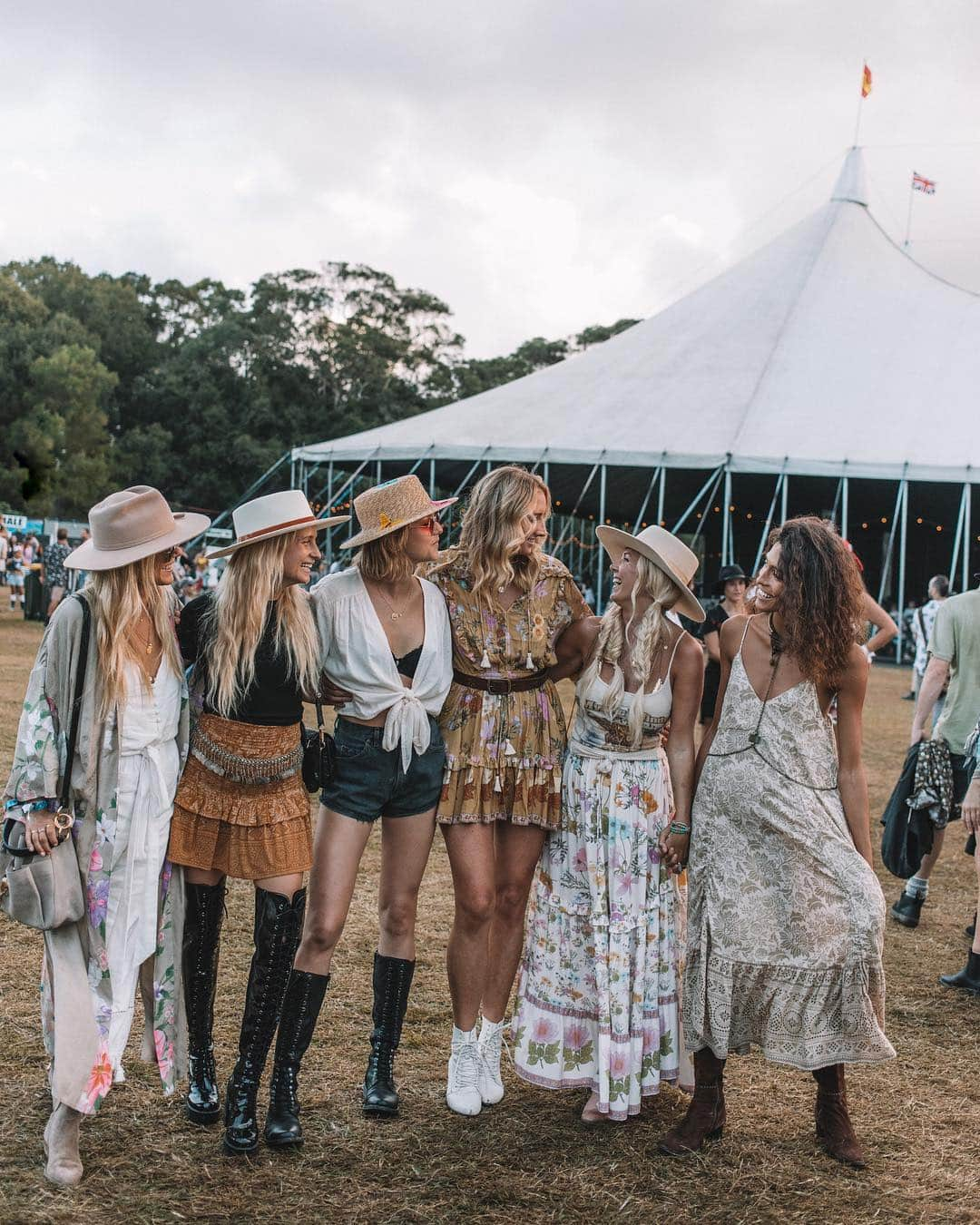 SPELLさんのインスタグラム写真 - (SPELLInstagram)「When your squad all rock up at once ⚡️⚡️⚡️ we gave some darl’n festival babes a few pieces from our upcoming Lioness range 🦁 Tell us your fave! ✨ @bluesfestbyronbay」4月20日 20時33分 - spell