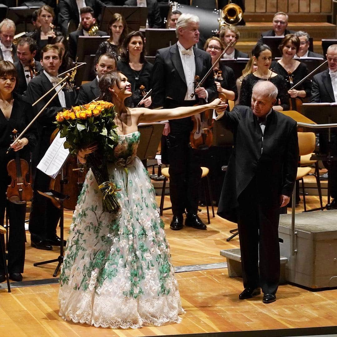 アイーダ・ガリフッリーナさんのインスタグラム写真 - (アイーダ・ガリフッリーナInstagram)「With wonderful Maestro Daniel Barenboim 🌟🌟🌟 #danielbarenboim @berlinphil “Verdi Gala”」4月20日 20時29分 - aidagarifullina