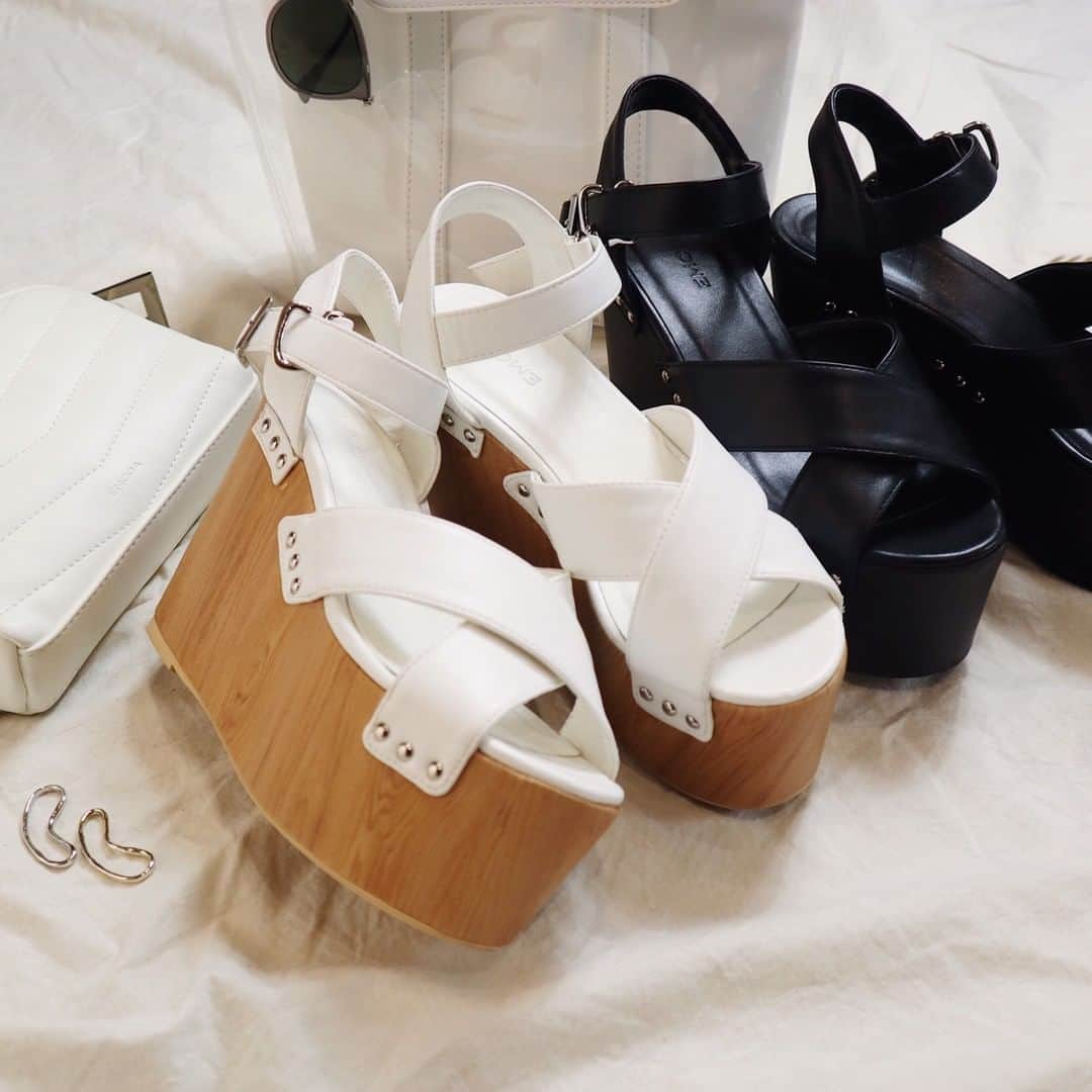 EMODAさんのインスタグラム写真 - (EMODAInstagram)「ㅤㅤㅤ  2019 S/S SEASON CONCEPT -NUDIE- ㅤㅤ ㅤㅤㅤㅤ ・WOOD SOLE STUDS SANDAL ¥11,800+tax ・QUILTING WAIST POUCH ¥5,980+tax ・LAYERED CLEAR BAG ¥7,980+taxㅤㅤㅤㅤㅤㅤ ㅤㅤㅤ ㅤㅤㅤㅤㅤㅤ ウェブではLOOKBOOKも公開中‼ プロフィールのURLからチェック✔ ㅤㅤㅤ #EMODA #RUNWAYchannel #2019SS @emoda_snap」4月20日 20時30分 - emoda_official