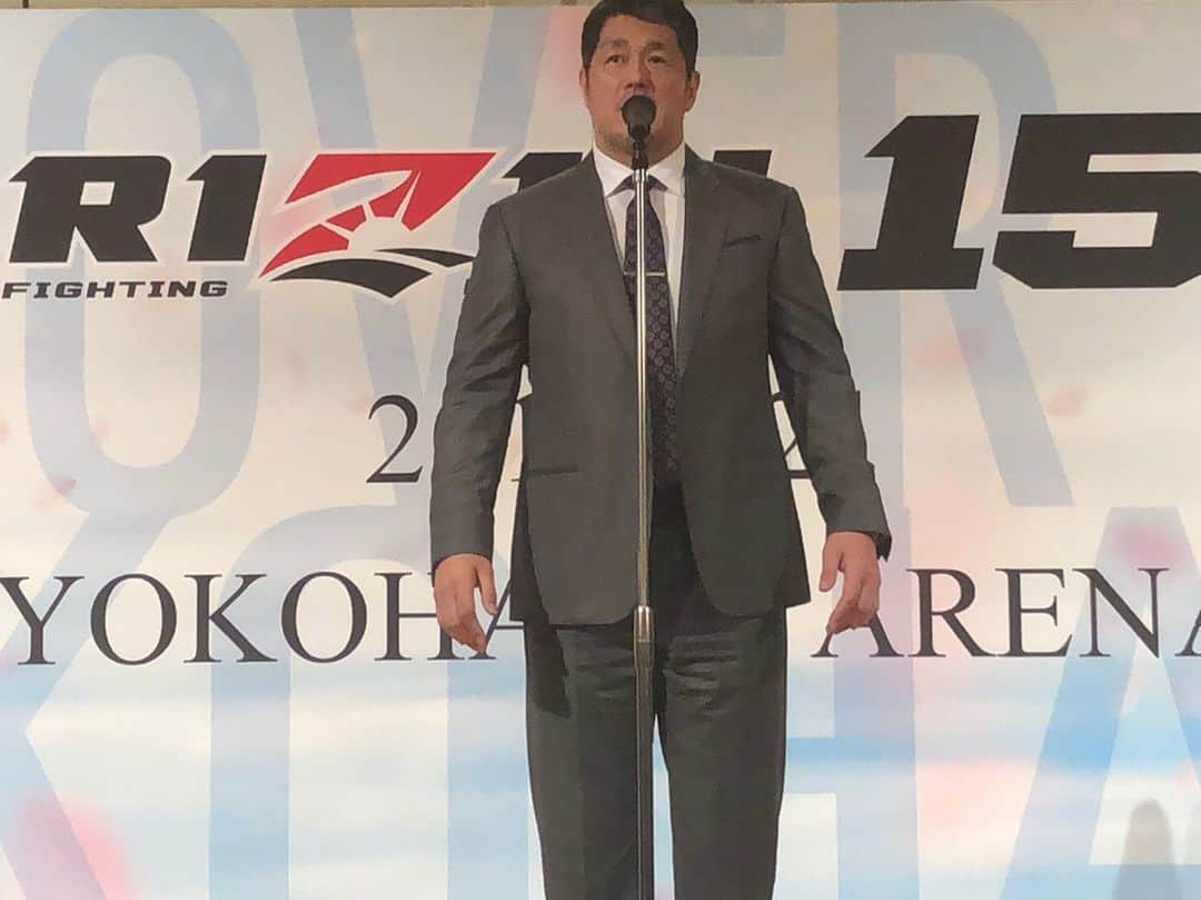 高田延彦さんのインスタグラム写真 - (高田延彦Instagram)「RIZIN 15 .統括本部長返上後、初の前日公開計量前に冒頭挨拶を任された。それにしても明日の１２カードすべてが濃厚でボリューミーな勝負論がびっしり詰まった真っ向勝負が揃ったよね！バラちゃん、RIZINよ！やる時はやるねー！明日はファイター、ファン、チームRIZINの総合力で最高のイベント作品に仕上げて世界にRIZINの存在感を発信しよう、ここでやらないといかん❗️ #rizin 15  #前日公開計量  #いよいよ明日だぜ！  #勝負論濃厚な１２カード  #横浜アリーナ」4月20日 20時31分 - takada_nobuhiko