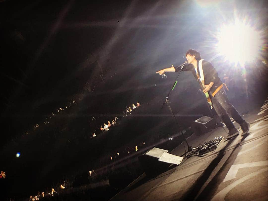 back number ツアー「ミラーボールとシャンデリア」さんのインスタグラム写真 - (back number ツアー「ミラーボールとシャンデリア」Instagram)「NO MAGIC TOUR 2019@静岡エコパアリーナ1日目終了しました！最高のスタートを切ることが出来ました！お越しいただいた皆さん、ありがとうございました！ #NOMAGICTOUR2019 #backnumber  #静岡エコパアリーナ」4月20日 20時42分 - no_magic_tour_2019