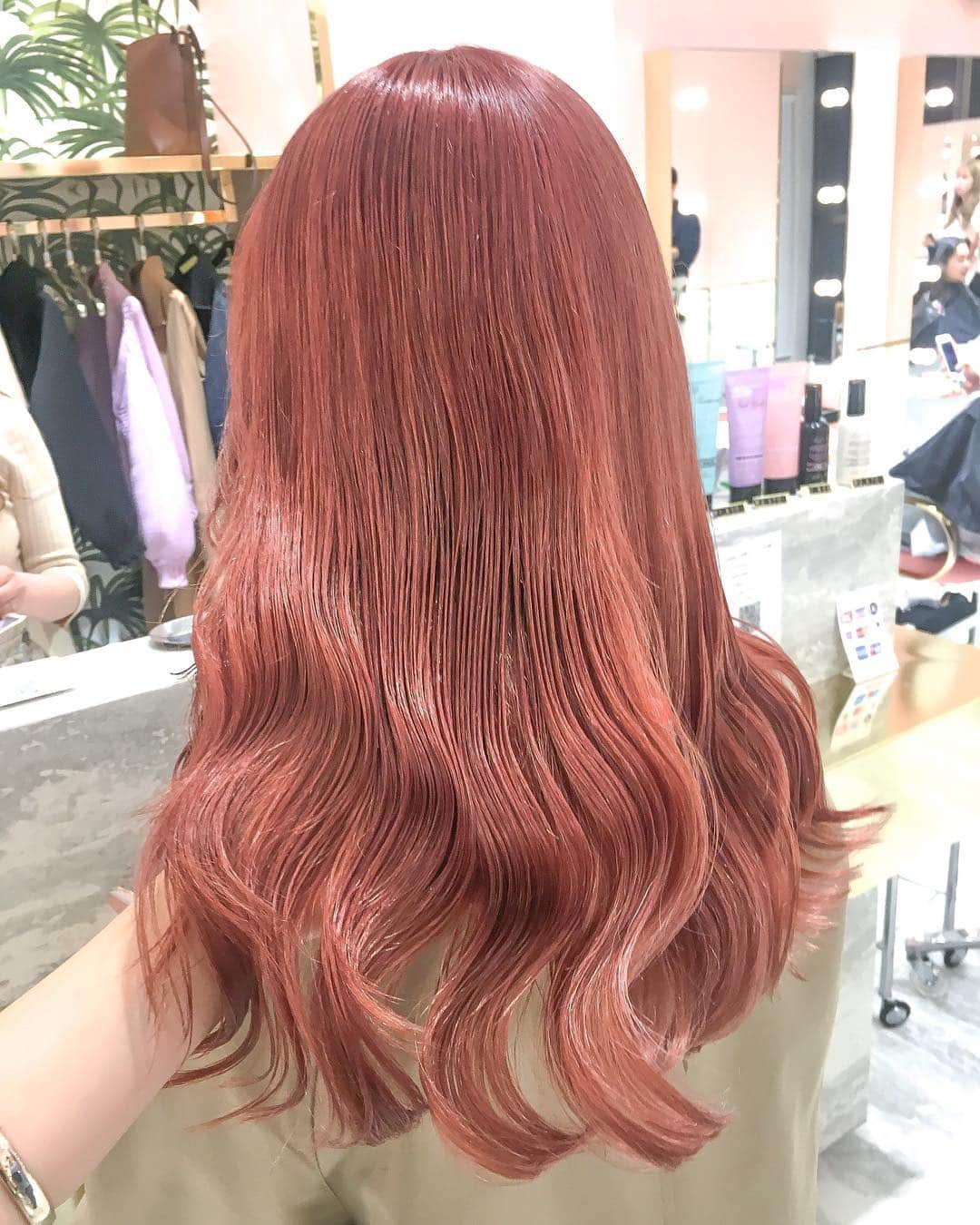 原涼香のインスタグラム：「ㅤㅤㅤㅤㅤㅤㅤㅤㅤㅤㅤㅤㅤ Coral Pink 🍑🍑 #ケアブリーチ 2〜3回必要です♡ ㅤㅤㅤㅤㅤㅤㅤㅤㅤㅤㅤㅤㅤ 2枚目 ケアブリーチ後 3枚目 Before ㅤㅤㅤㅤㅤㅤㅤㅤㅤㅤㅤㅤㅤ」